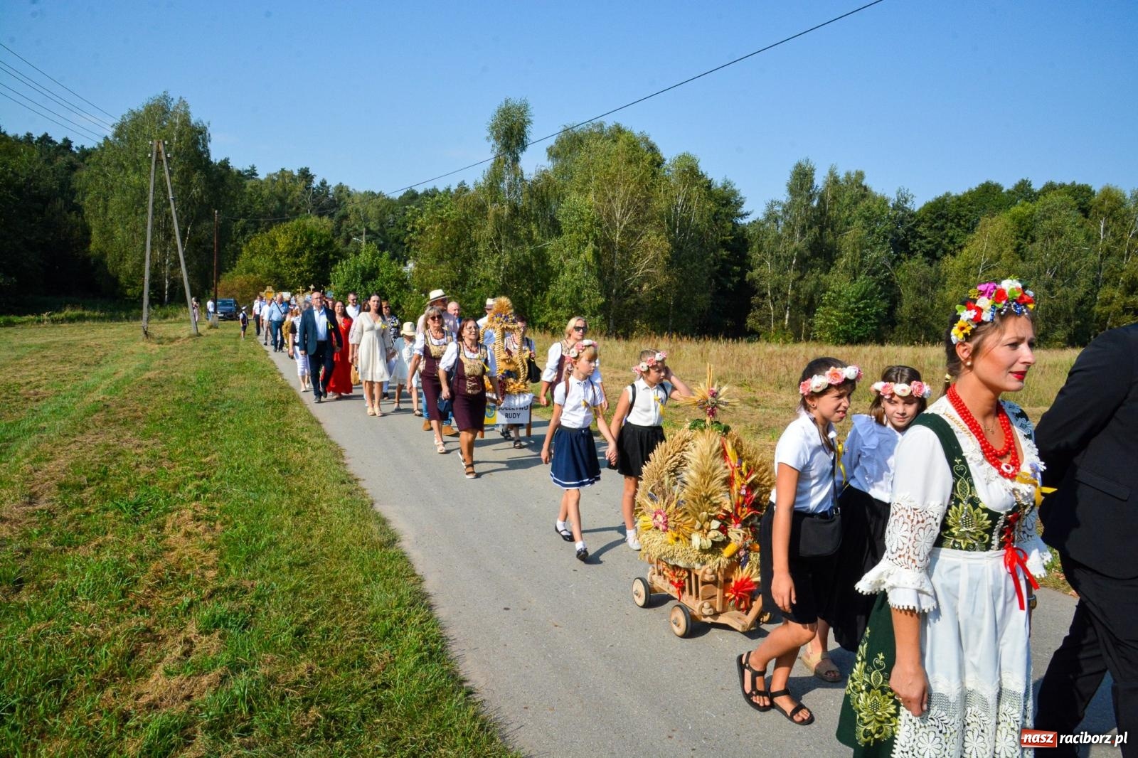 Zdjęcie w galerii na portalu naszraciborz.pl: Dożynki Gminy Kuźnia Raciborska: Festiwal tradycji i kultury ponad granicami wiadomości z regionu