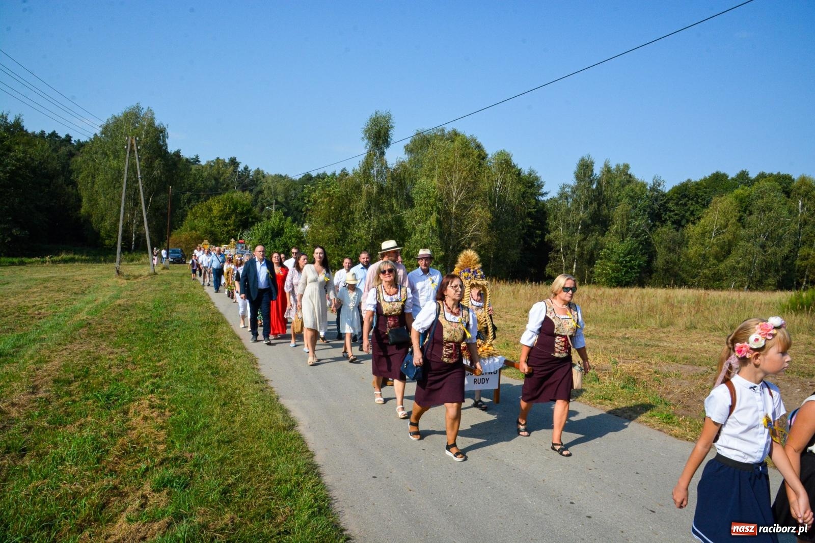 Zdjęcie w galerii na portalu naszraciborz.pl: Dożynki Gminy Kuźnia Raciborska: Festiwal tradycji i kultury ponad granicami wiadomości z regionu