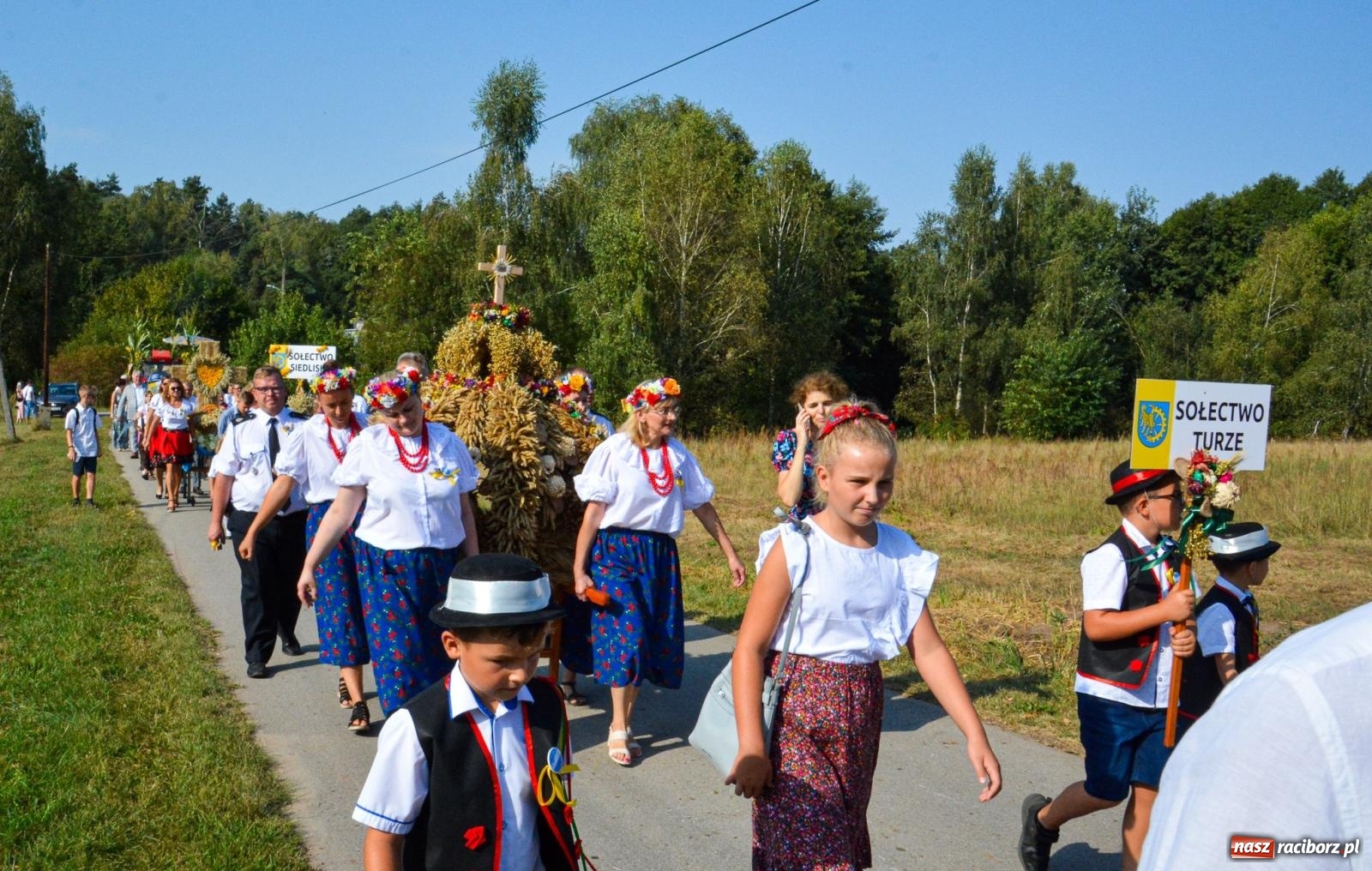 Zdjęcie w galerii na portalu naszraciborz.pl: Dożynki Gminy Kuźnia Raciborska: Festiwal tradycji i kultury ponad granicami wiadomości z regionu