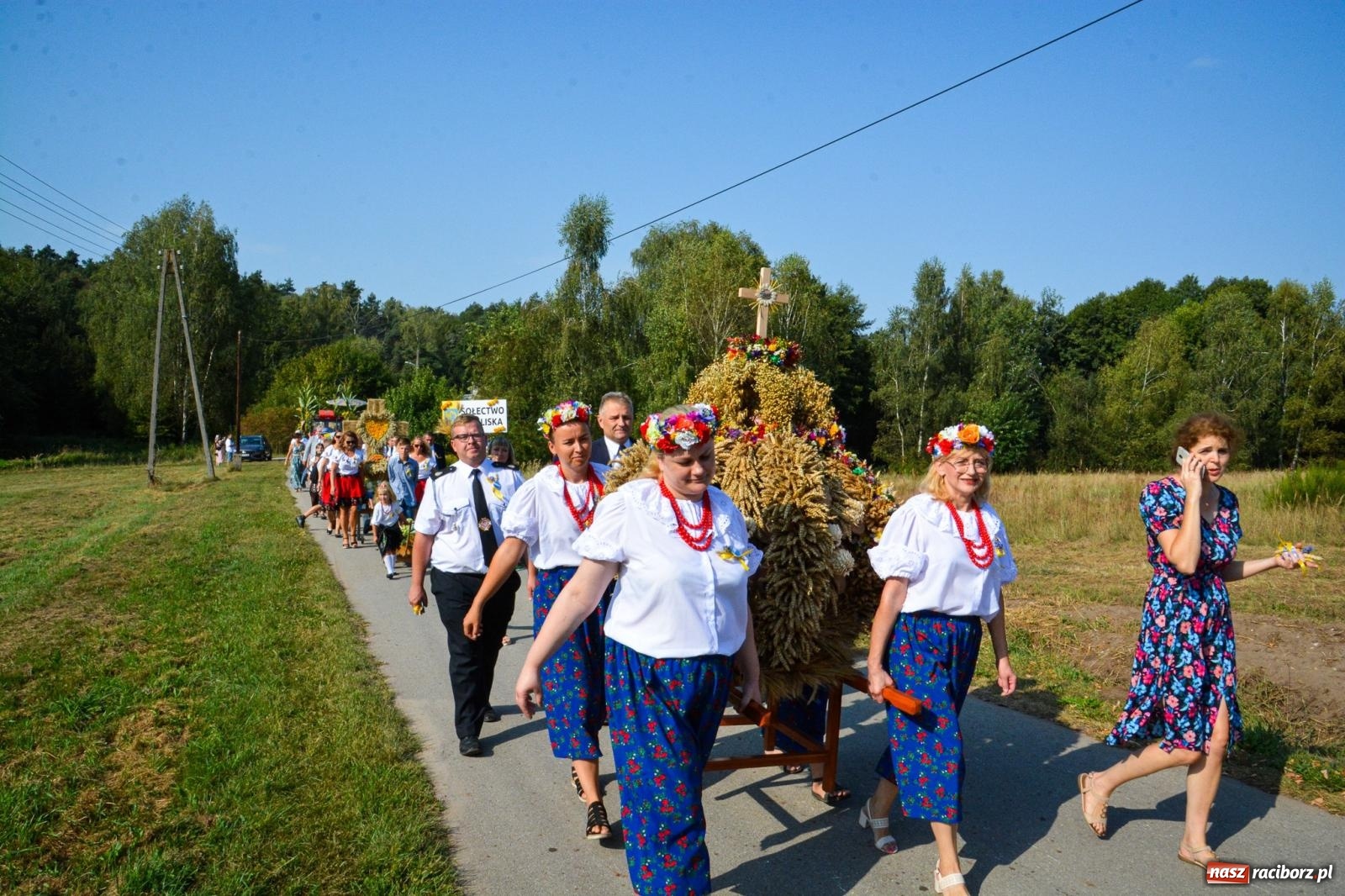 Zdjęcie w galerii na portalu naszraciborz.pl: Dożynki Gminy Kuźnia Raciborska: Festiwal tradycji i kultury ponad granicami wiadomości z regionu