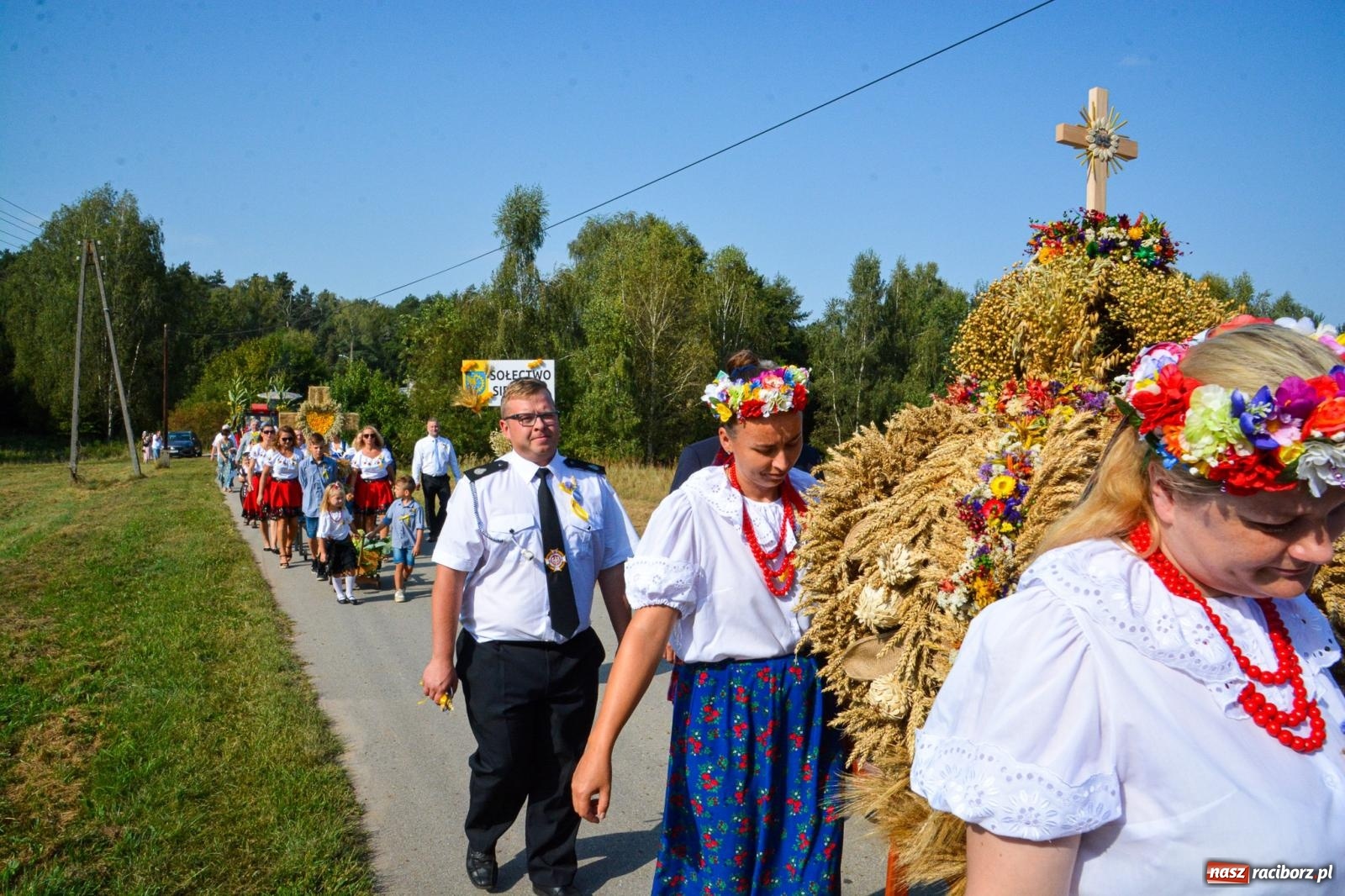 Zdjęcie w galerii na portalu naszraciborz.pl: Dożynki Gminy Kuźnia Raciborska: Festiwal tradycji i kultury ponad granicami wiadomości z regionu