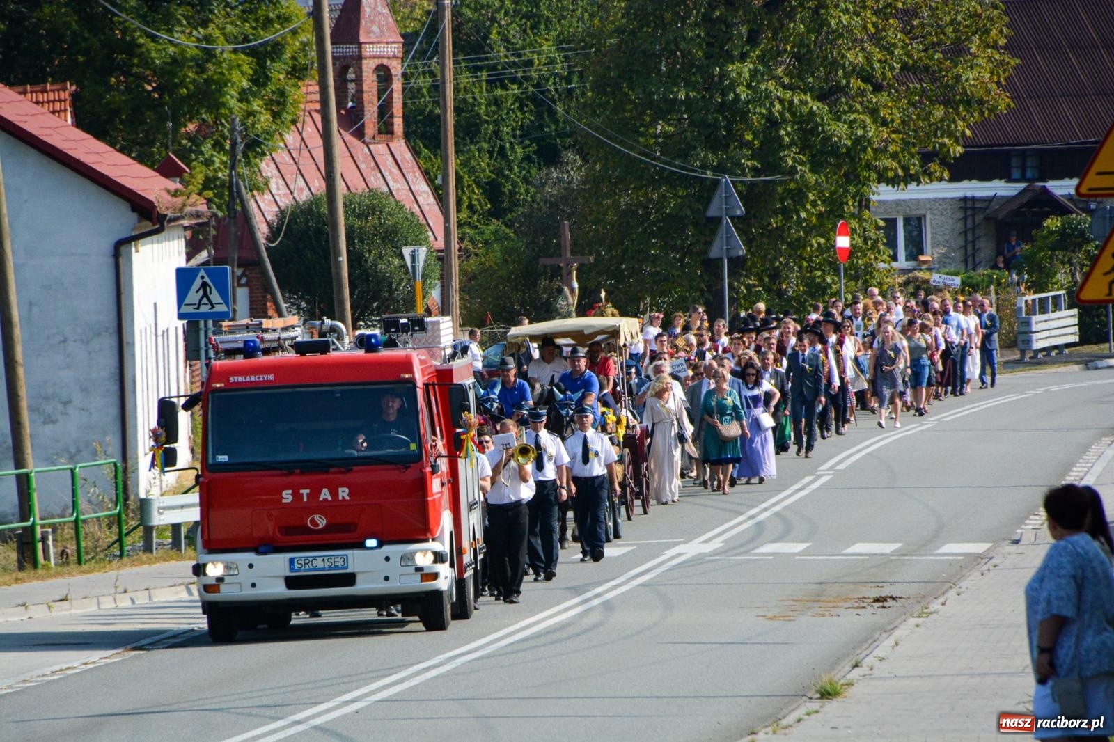 Zdjęcie w galerii na portalu naszraciborz.pl: Dożynki Gminy Kuźnia Raciborska: Festiwal tradycji i kultury ponad granicami wiadomości z regionu