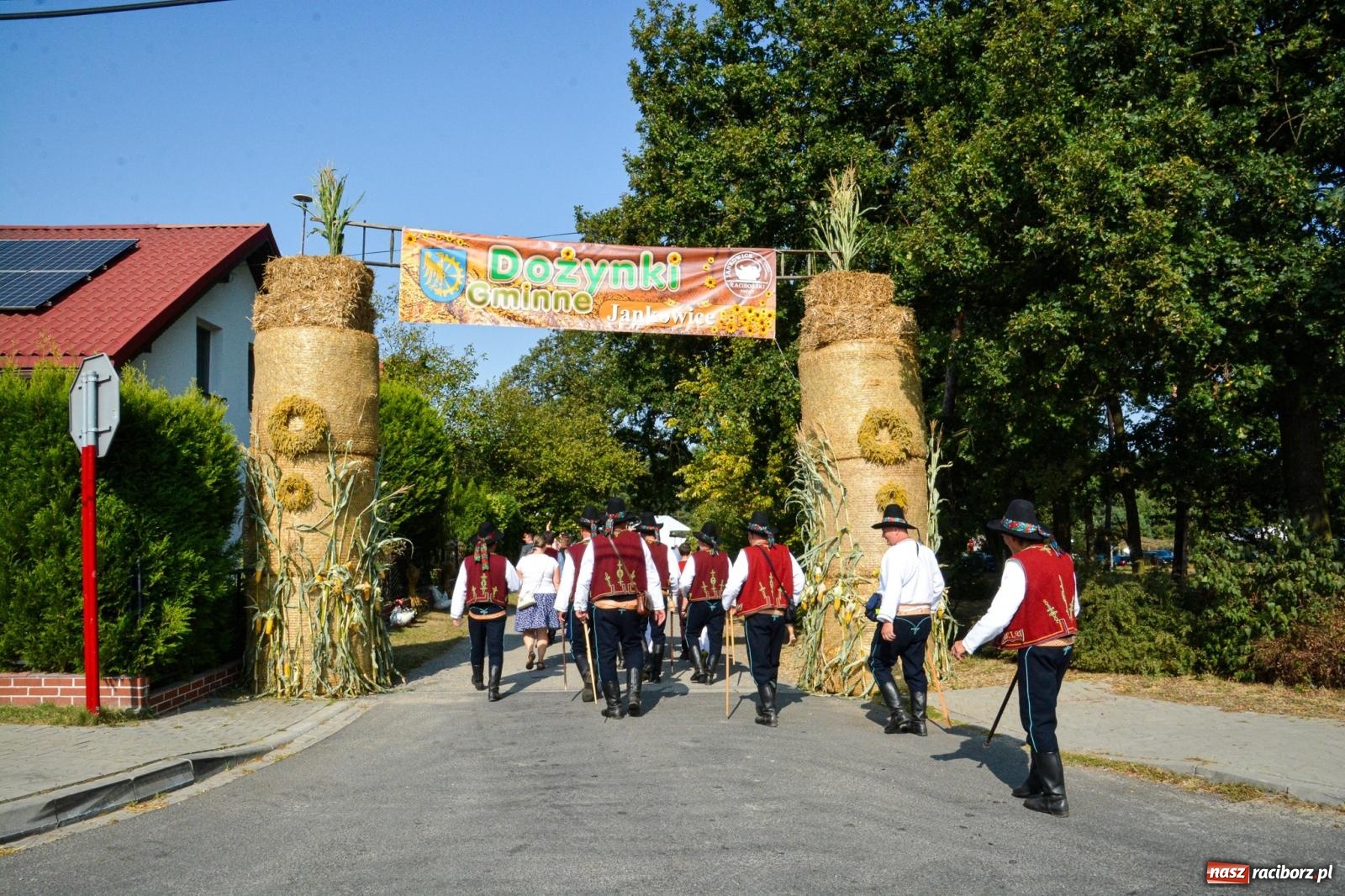 Zdjęcie w galerii na portalu naszraciborz.pl: Dożynki Gminy Kuźnia Raciborska: Festiwal tradycji i kultury ponad granicami wiadomości z regionu