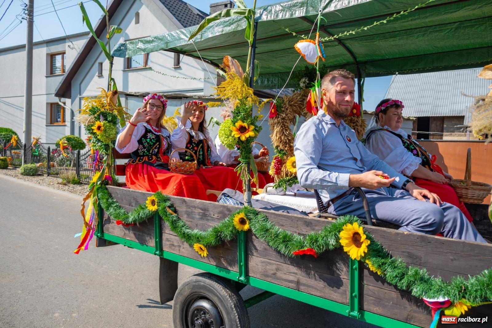 Zdjęcie w galerii na portalu naszraciborz.pl: Wielkie święto w niewielkich Żerdzinach. Dożynki gminy Pietrowice Wielkie [FOTO i WIDEO] wiadomości z regionu