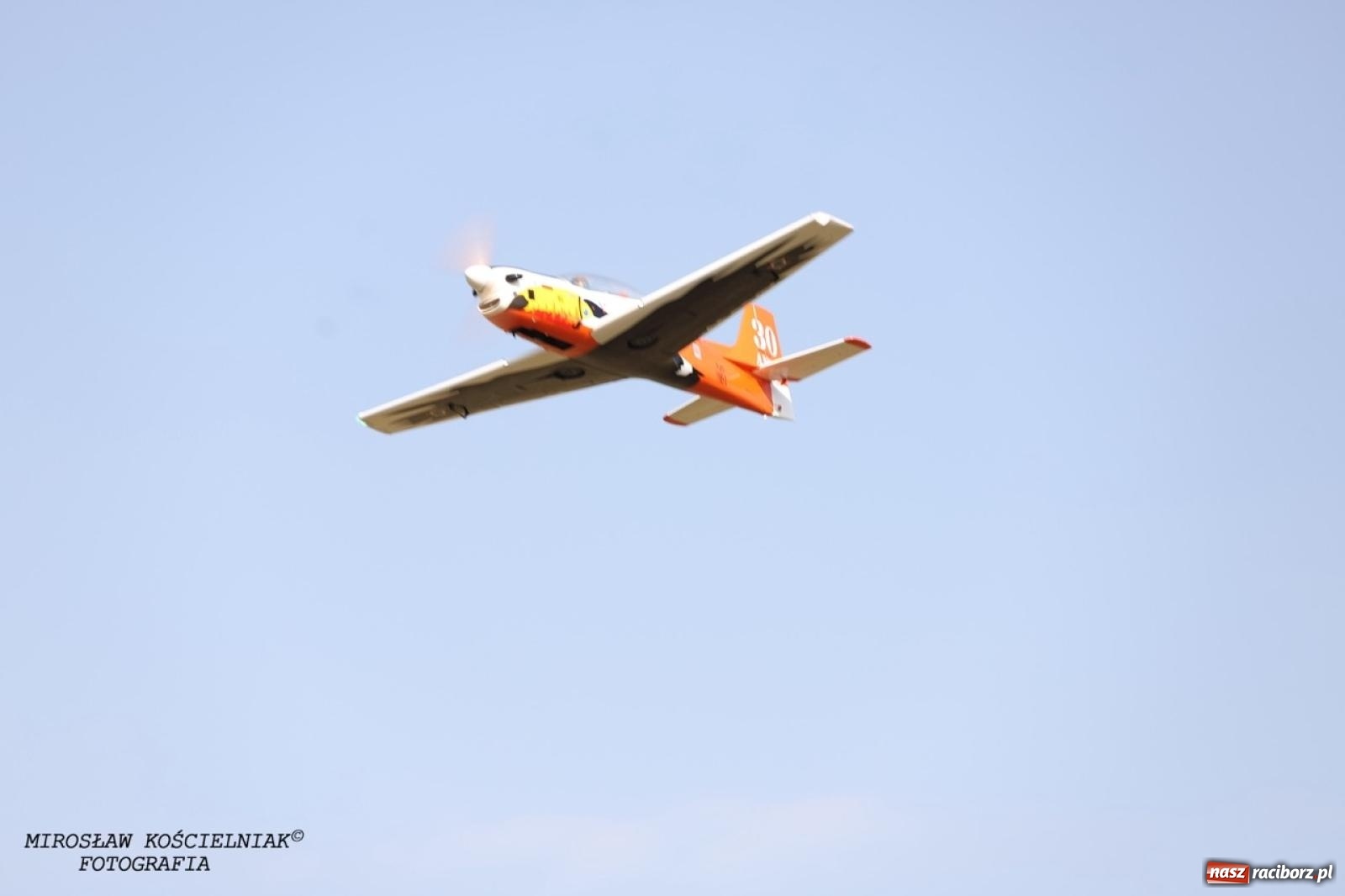 Zdjęcie w galerii na portalu naszraciborz.pl: XVII Międzynarodowy Piknik Modelarski w Raciborzu. W niedzielę drugi dzień pokazów wiadomości z regionu