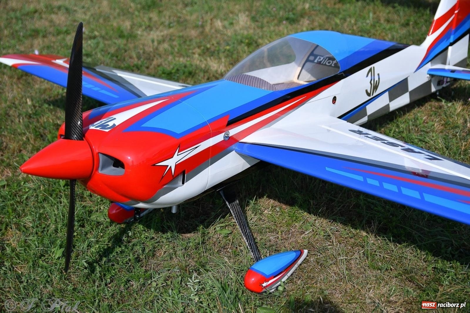 Zdjęcie w galerii na portalu naszraciborz.pl: XVII Międzynarodowy Piknik Modelarski w Raciborzu. W niedzielę drugi dzień pokazów wiadomości z regionu