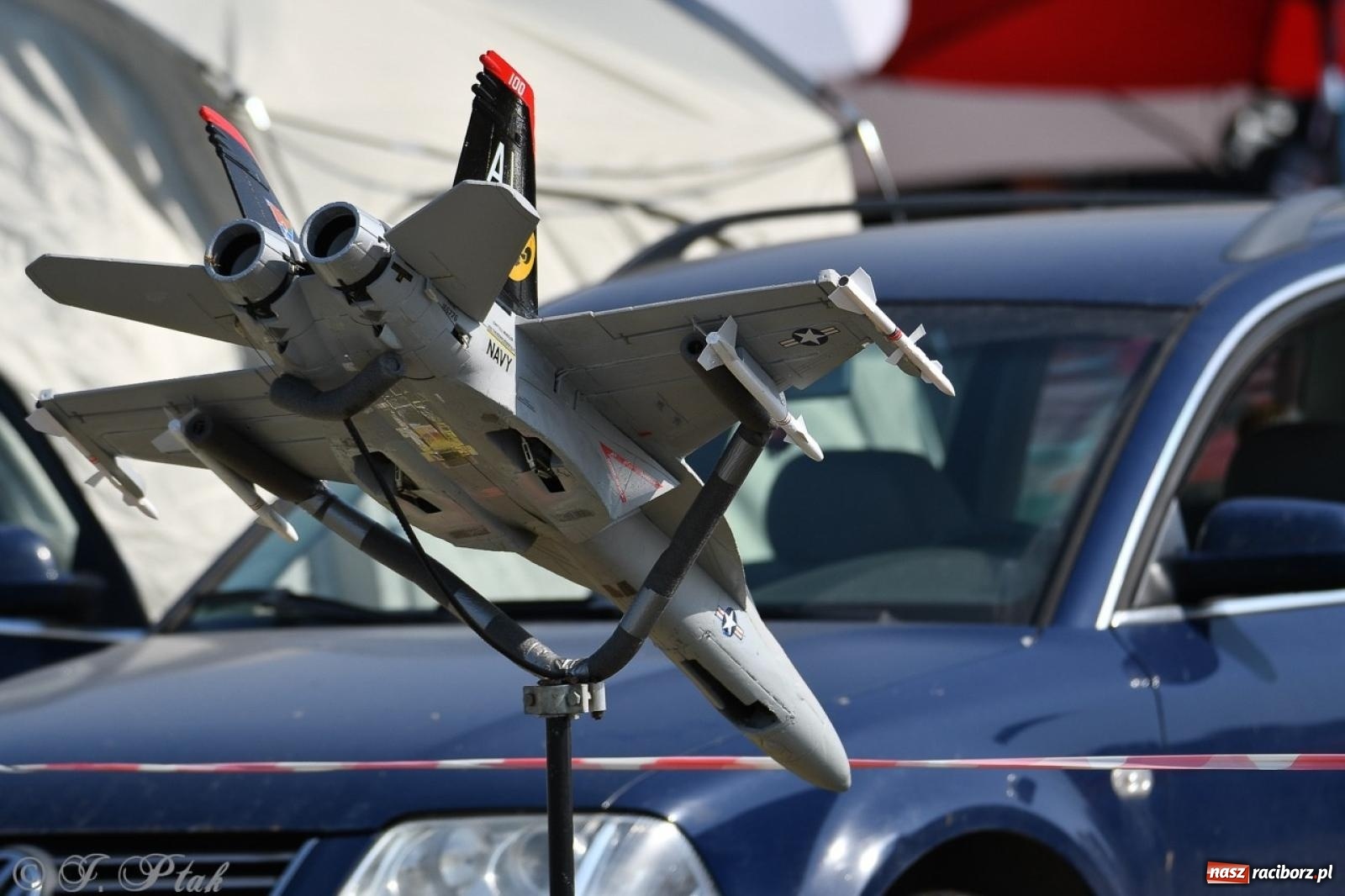 Zdjęcie w galerii na portalu naszraciborz.pl: XVII Międzynarodowy Piknik Modelarski w Raciborzu. W niedzielę drugi dzień pokazów wiadomości z regionu