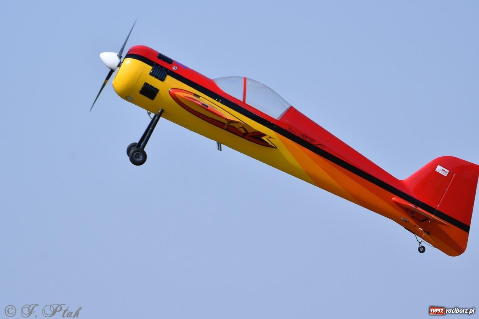 Zdjęcie w galerii na portalu naszraciborz.pl: XVII Międzynarodowy Piknik Modelarski w Raciborzu. W niedzielę drugi dzień pokazów wiadomości z regionu