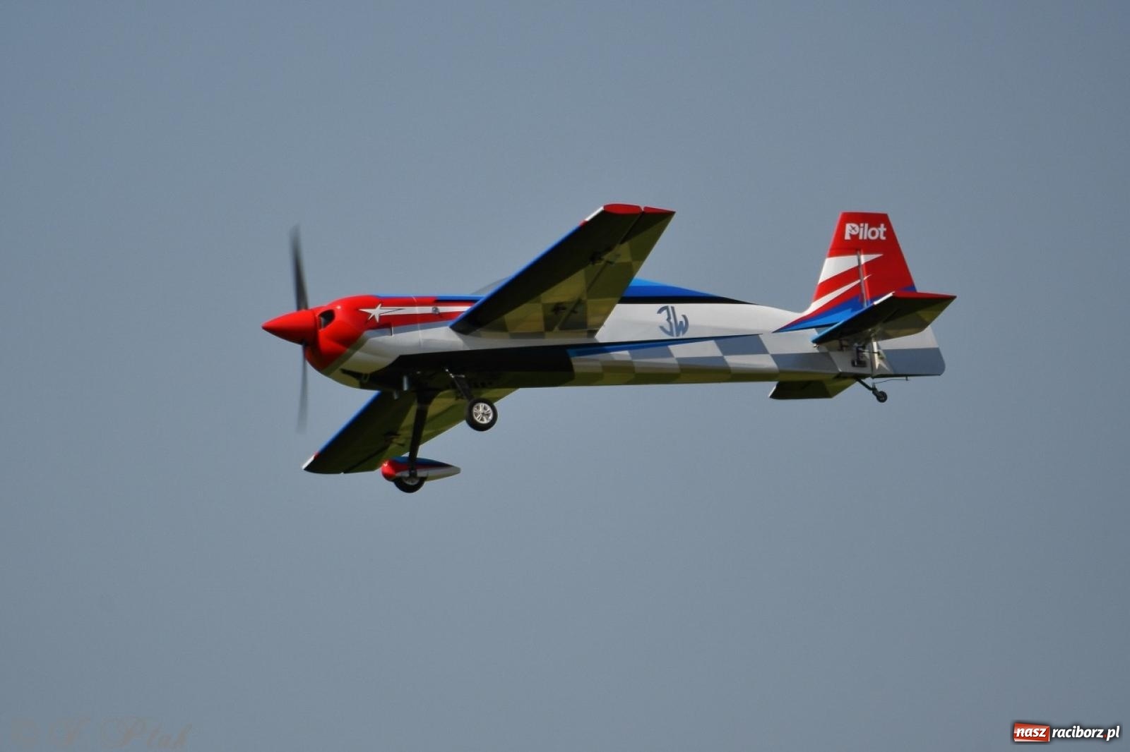 Zdjęcie w galerii na portalu naszraciborz.pl: XVII Międzynarodowy Piknik Modelarski w Raciborzu. W niedzielę drugi dzień pokazów wiadomości z regionu