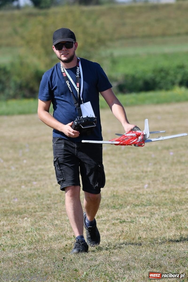 Zdjęcie w galerii na portalu naszraciborz.pl: XVII Międzynarodowy Piknik Modelarski w Raciborzu. W niedzielę drugi dzień pokazów wiadomości z regionu