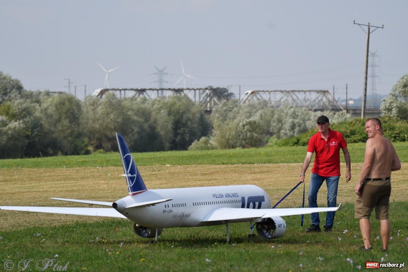 Zdjęcie w galerii na portalu naszraciborz.pl: XVII Międzynarodowy Piknik Modelarski w Raciborzu. W niedzielę drugi dzień pokazów wiadomości z regionu