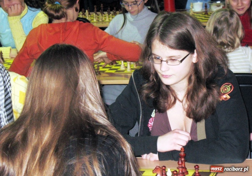 Zdjęcie w galerii na portalu naszraciborz.pl: Gimnazjum nr 1 szachami stoi wiadomości z regionu