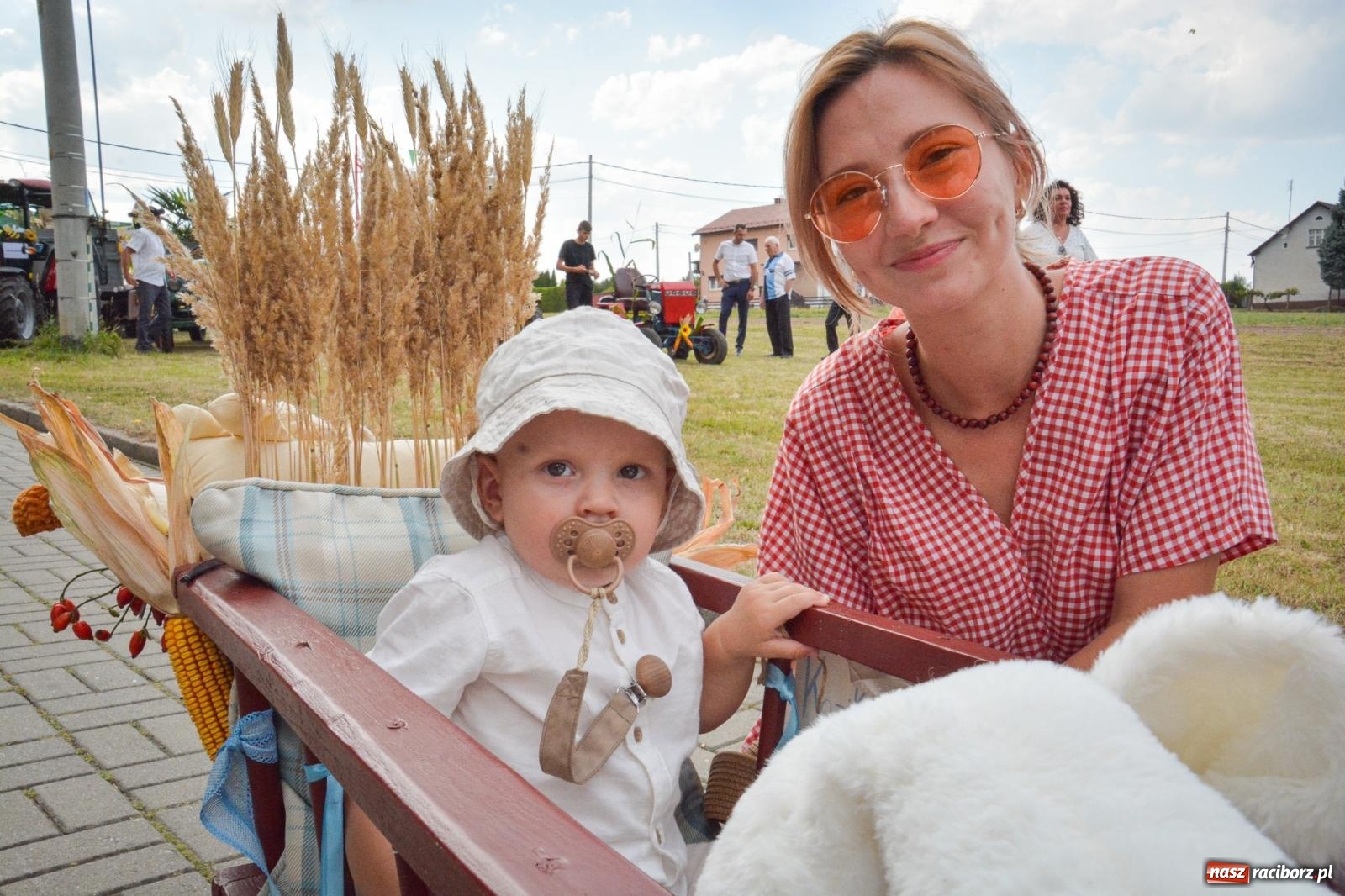 Zdjęcie w galerii na portalu naszraciborz.pl: Dożynki w Samborowicach – kolorowy korowód i rodzinna zabawa [FOTO i WIDEO] wiadomości z regionu