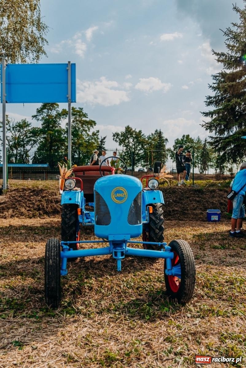 Zdjęcie w galerii na portalu naszraciborz.pl: Podróż w przeszłość mechanizacji rolnictwa. Dożynki sołecko-parafialne w Gamowie wiadomości z regionu