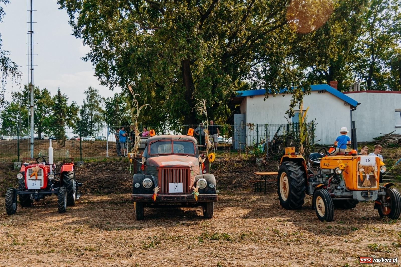 Zdjęcie w galerii na portalu naszraciborz.pl: Podróż w przeszłość mechanizacji rolnictwa. Dożynki sołecko-parafialne w Gamowie wiadomości z regionu