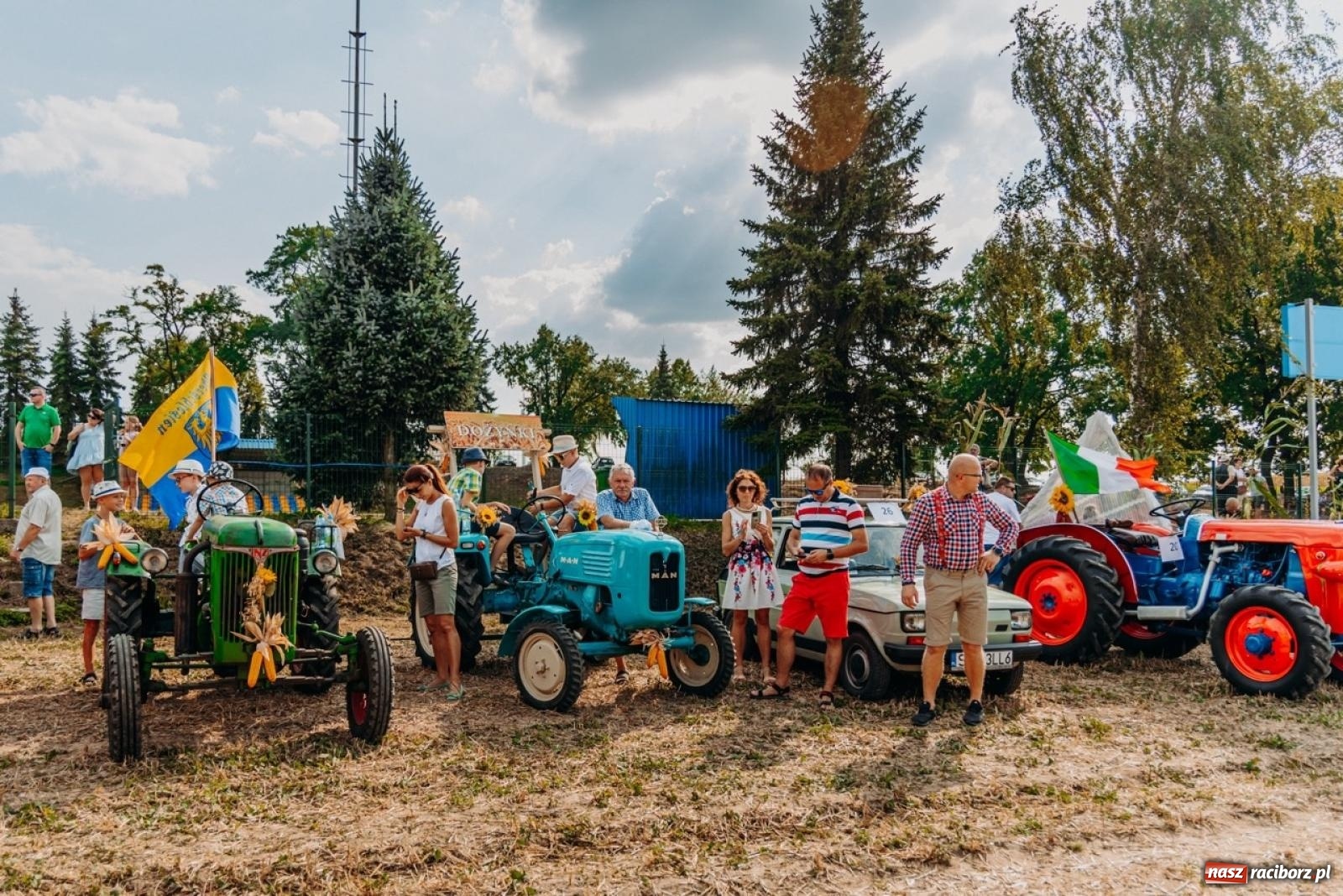 Zdjęcie w galerii na portalu naszraciborz.pl: Podróż w przeszłość mechanizacji rolnictwa. Dożynki sołecko-parafialne w Gamowie wiadomości z regionu