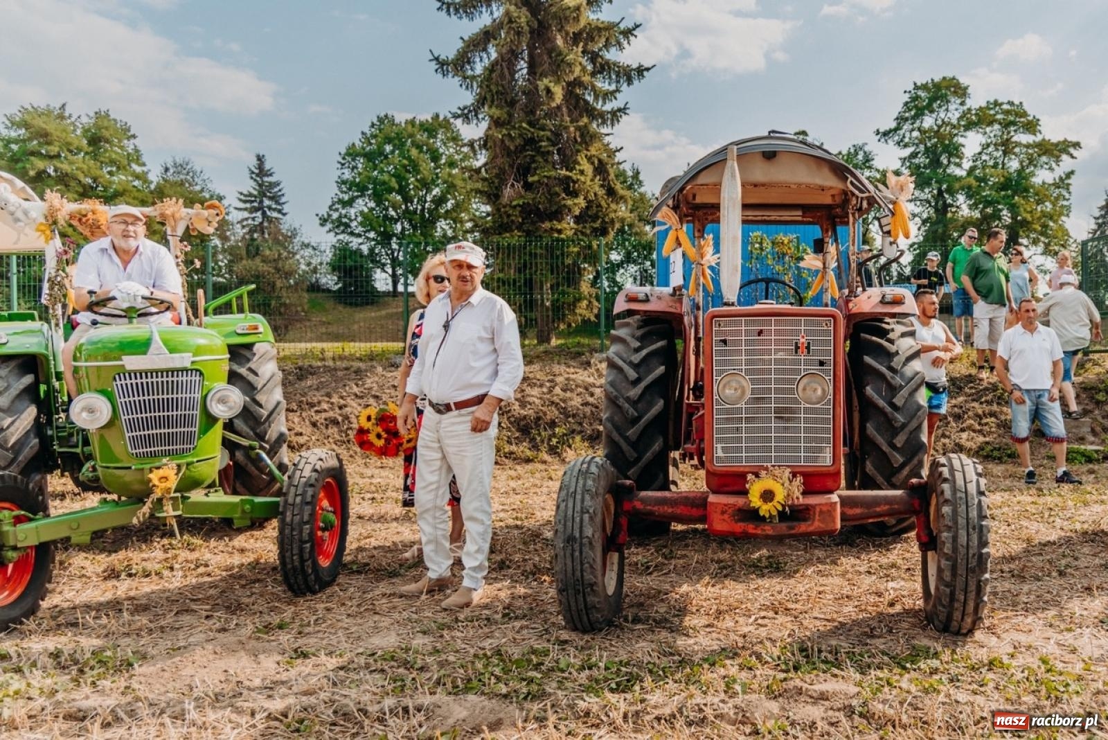 Zdjęcie w galerii na portalu naszraciborz.pl: Podróż w przeszłość mechanizacji rolnictwa. Dożynki sołecko-parafialne w Gamowie wiadomości z regionu