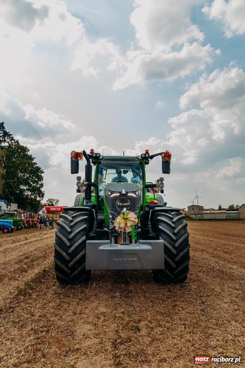 Zdjęcie w galerii na portalu naszraciborz.pl: Podróż w przeszłość mechanizacji rolnictwa. Dożynki sołecko-parafialne w Gamowie wiadomości z regionu