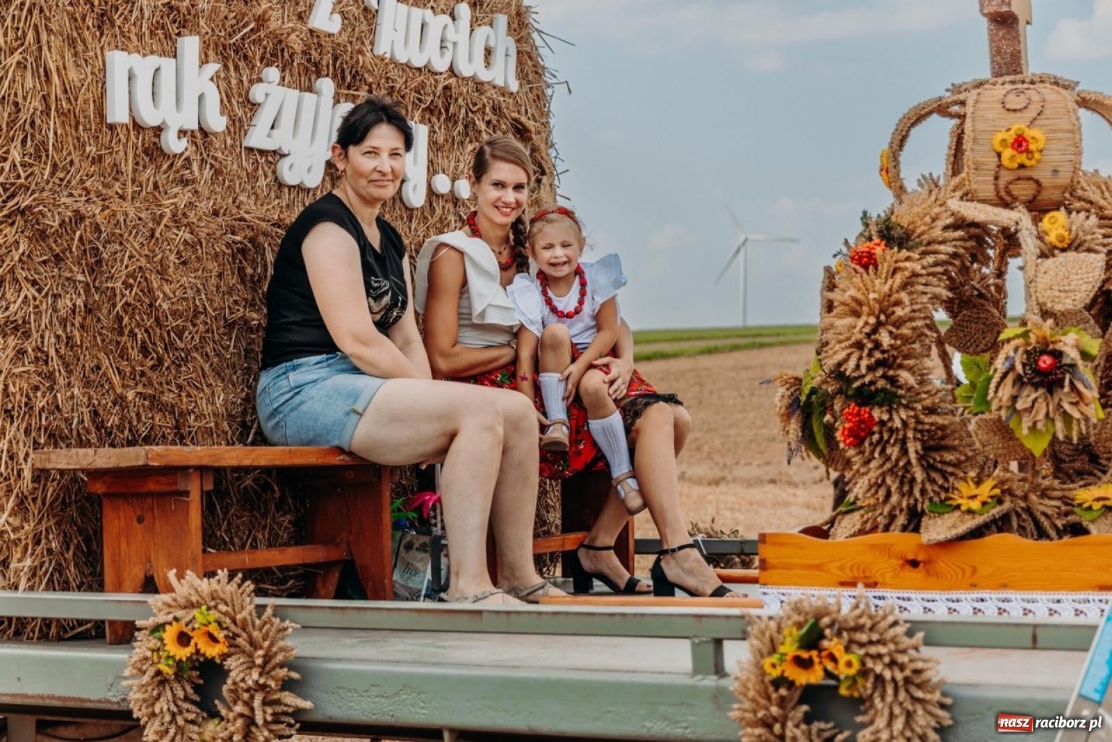 Zdjęcie w galerii na portalu naszraciborz.pl: Podróż w przeszłość mechanizacji rolnictwa. Dożynki sołecko-parafialne w Gamowie wiadomości z regionu