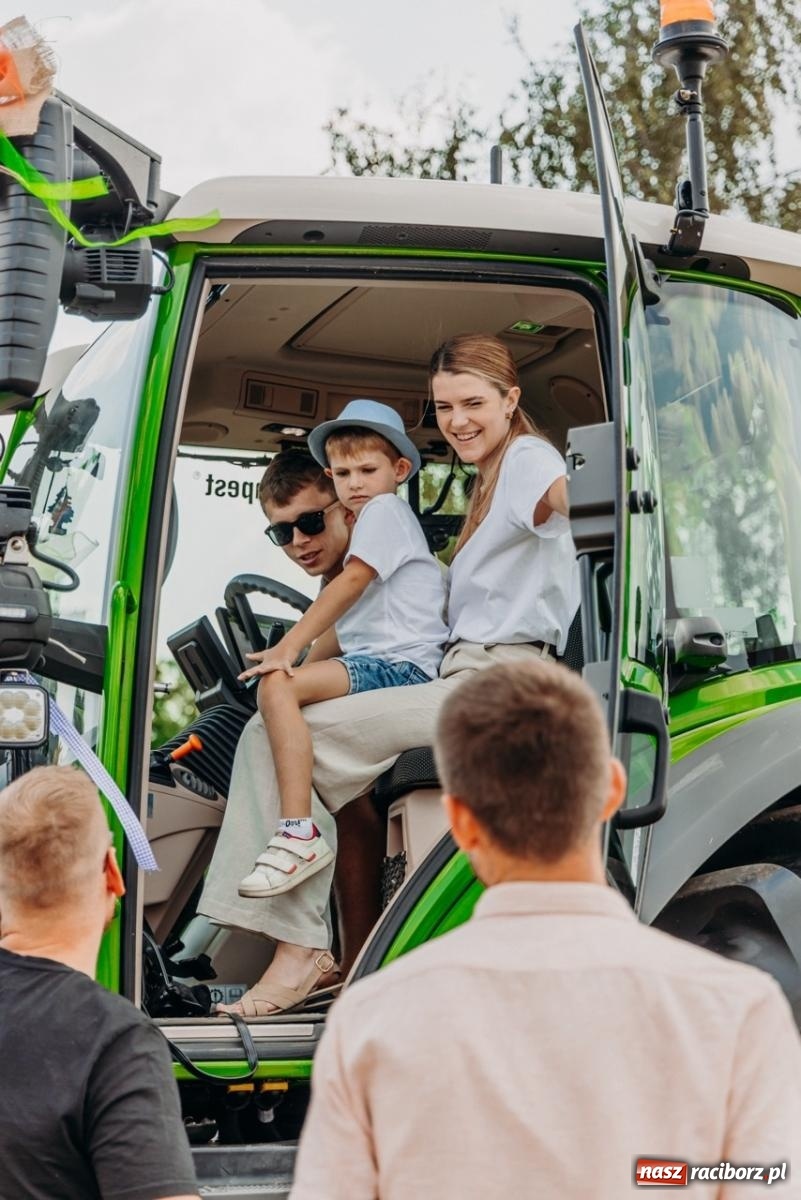 Zdjęcie w galerii na portalu naszraciborz.pl: Podróż w przeszłość mechanizacji rolnictwa. Dożynki sołecko-parafialne w Gamowie wiadomości z regionu
