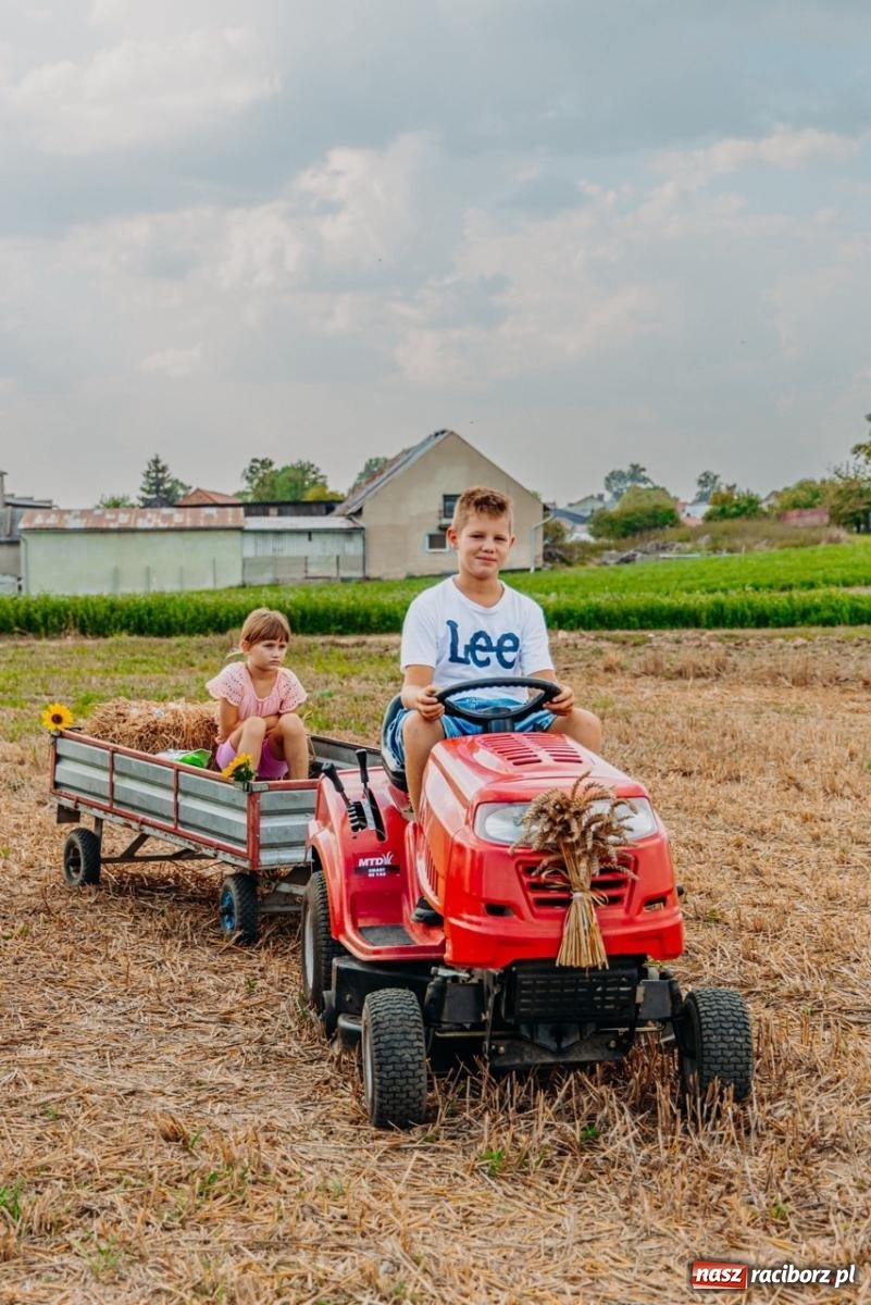 Zdjęcie w galerii na portalu naszraciborz.pl: Podróż w przeszłość mechanizacji rolnictwa. Dożynki sołecko-parafialne w Gamowie wiadomości z regionu