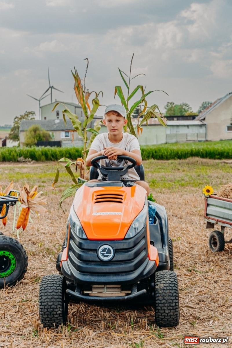 Zdjęcie w galerii na portalu naszraciborz.pl: Podróż w przeszłość mechanizacji rolnictwa. Dożynki sołecko-parafialne w Gamowie wiadomości z regionu