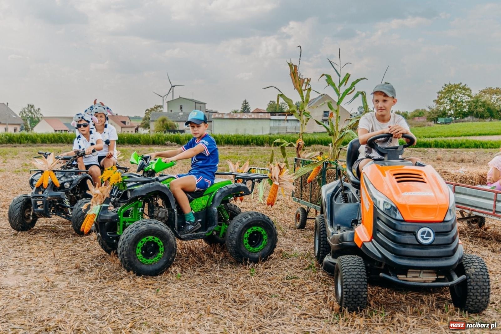 Zdjęcie w galerii na portalu naszraciborz.pl: Podróż w przeszłość mechanizacji rolnictwa. Dożynki sołecko-parafialne w Gamowie wiadomości z regionu