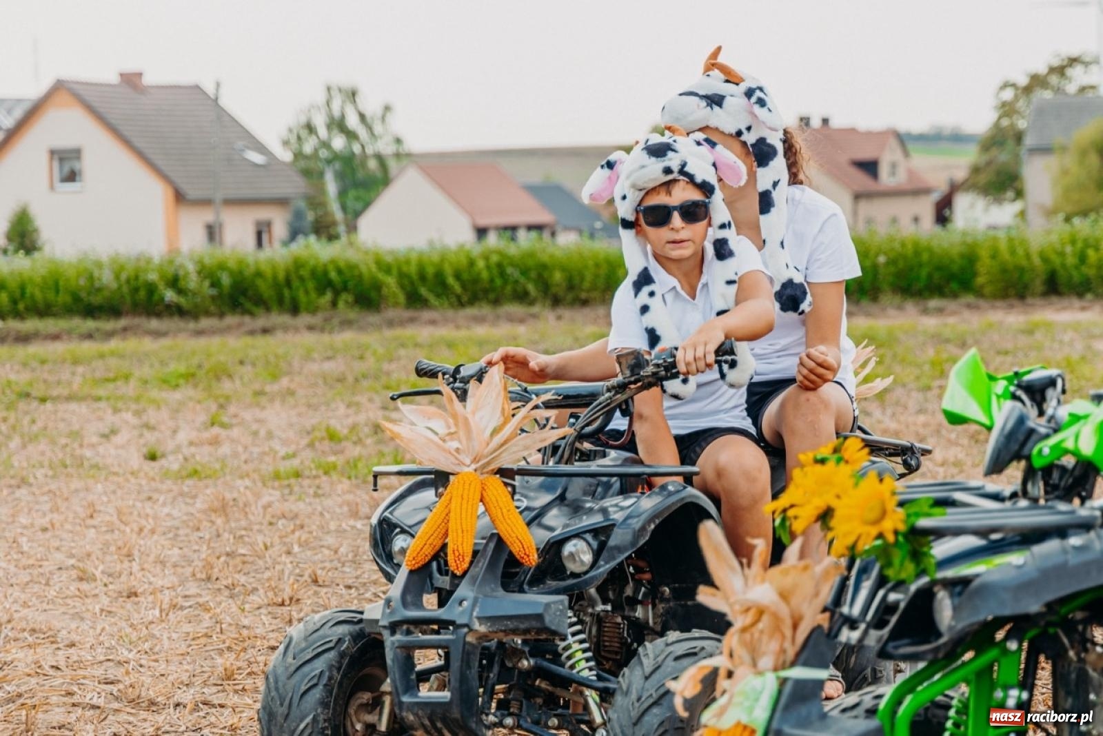 Zdjęcie w galerii na portalu naszraciborz.pl: Podróż w przeszłość mechanizacji rolnictwa. Dożynki sołecko-parafialne w Gamowie wiadomości z regionu
