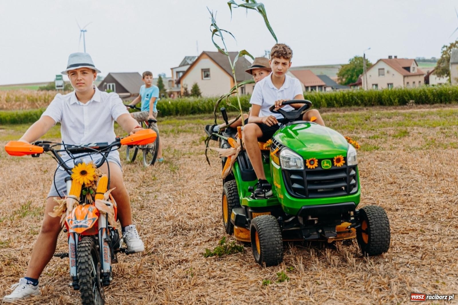 Zdjęcie w galerii na portalu naszraciborz.pl: Podróż w przeszłość mechanizacji rolnictwa. Dożynki sołecko-parafialne w Gamowie wiadomości z regionu