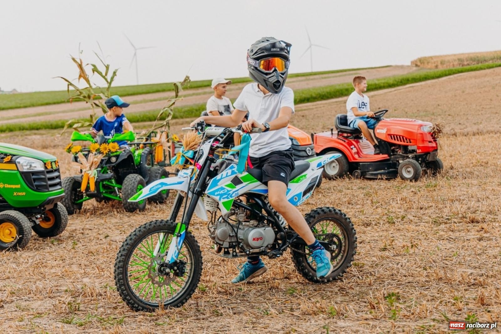 Zdjęcie w galerii na portalu naszraciborz.pl: Podróż w przeszłość mechanizacji rolnictwa. Dożynki sołecko-parafialne w Gamowie wiadomości z regionu