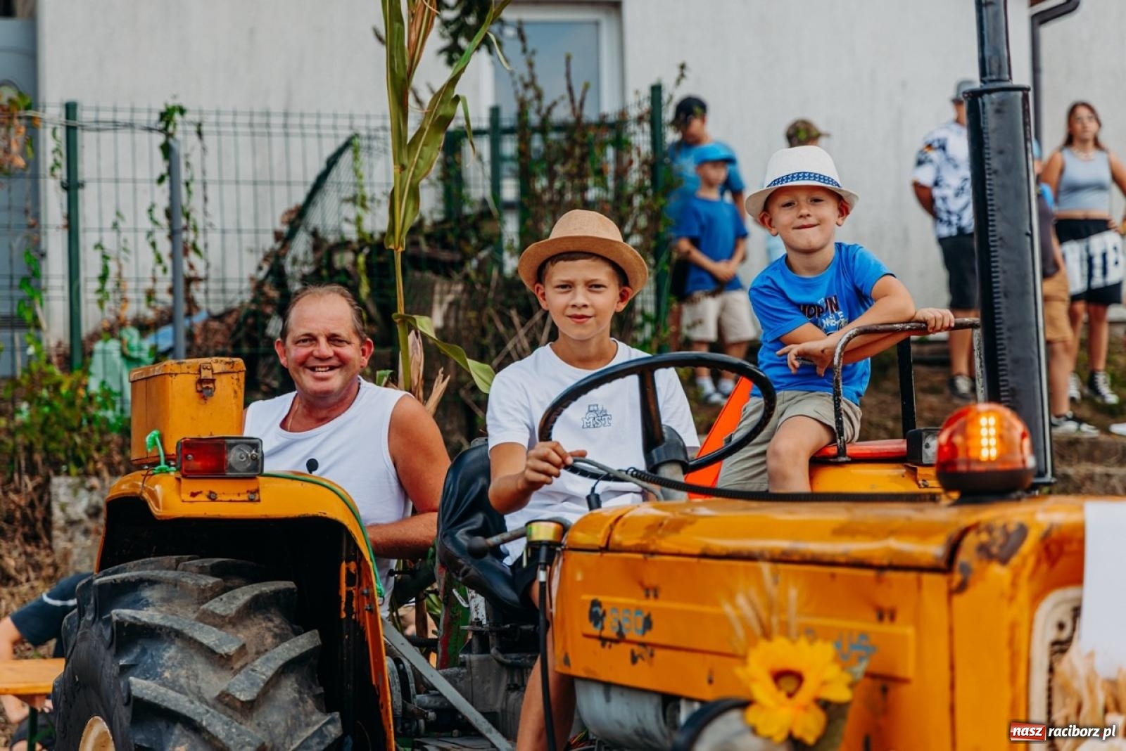 Zdjęcie w galerii na portalu naszraciborz.pl: Podróż w przeszłość mechanizacji rolnictwa. Dożynki sołecko-parafialne w Gamowie wiadomości z regionu