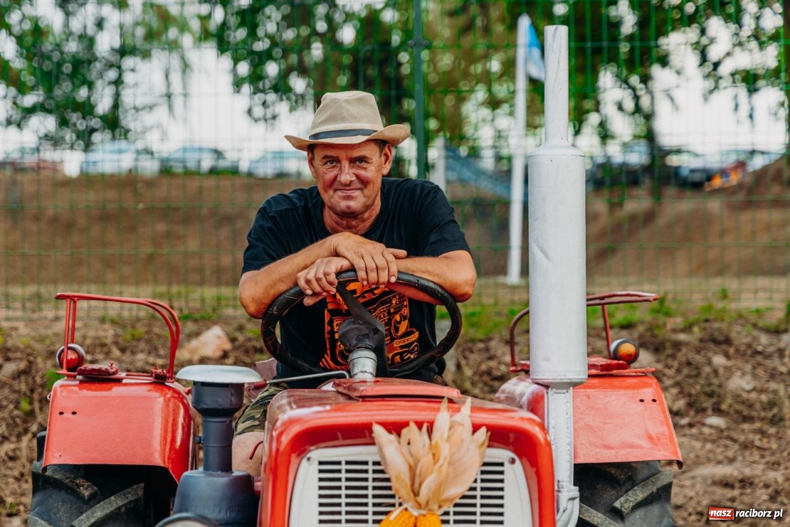 Zdjęcie w galerii na portalu naszraciborz.pl: Podróż w przeszłość mechanizacji rolnictwa. Dożynki sołecko-parafialne w Gamowie wiadomości z regionu
