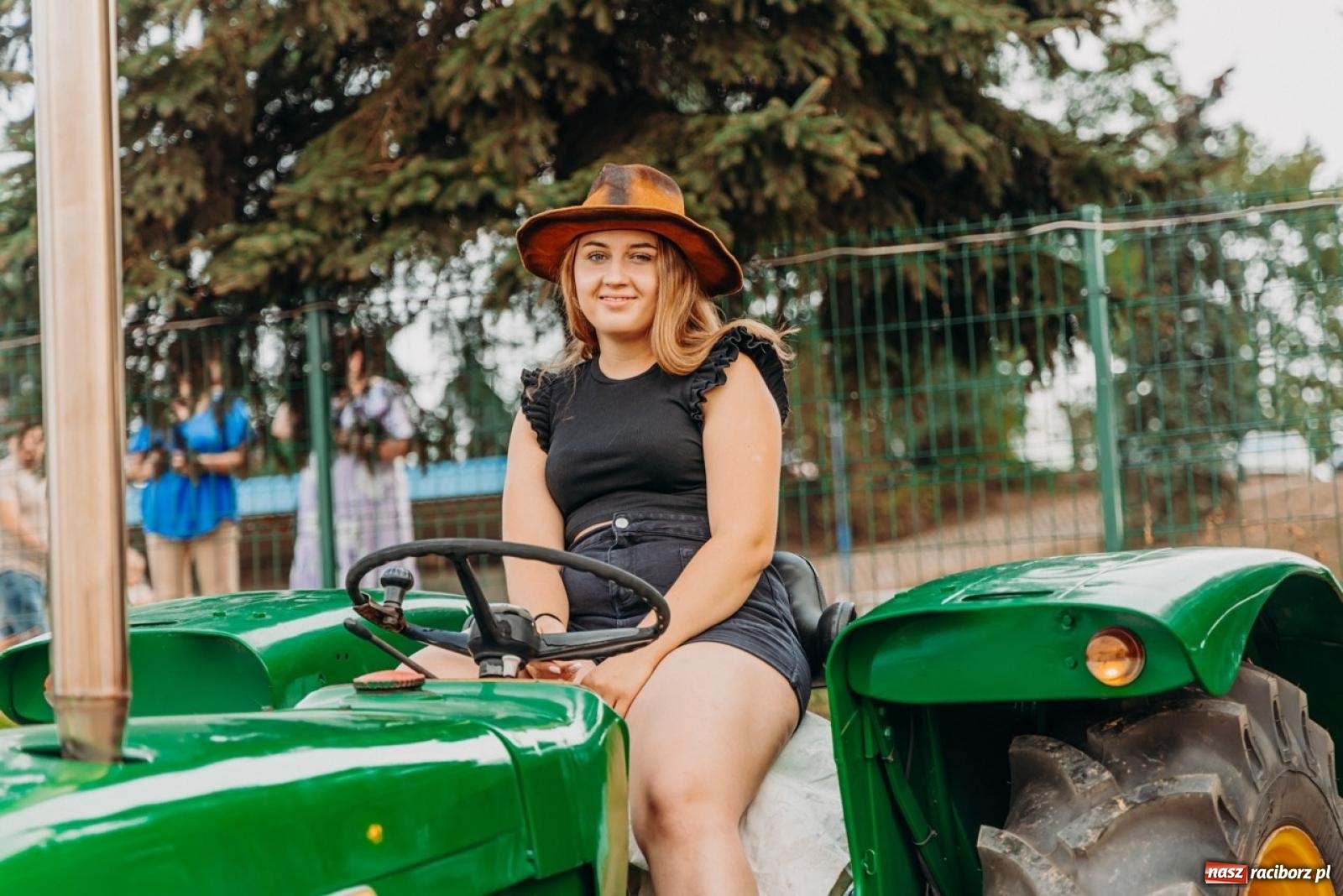 Zdjęcie w galerii na portalu naszraciborz.pl: Podróż w przeszłość mechanizacji rolnictwa. Dożynki sołecko-parafialne w Gamowie wiadomości z regionu