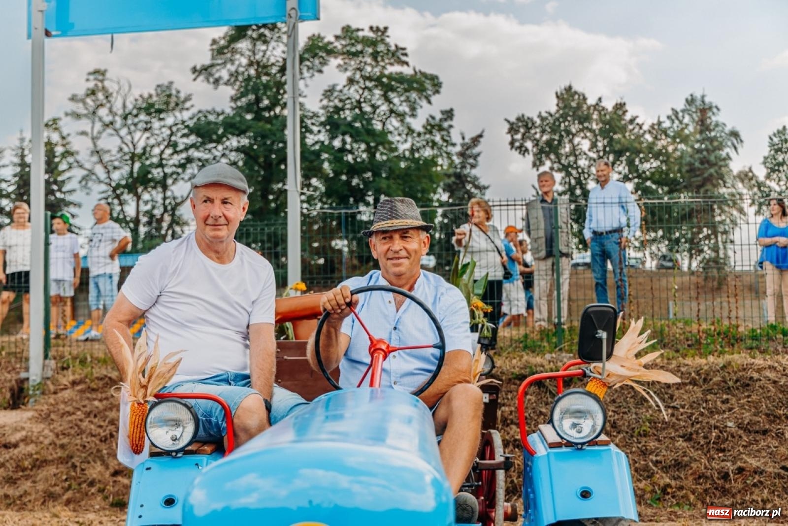 Zdjęcie w galerii na portalu naszraciborz.pl: Podróż w przeszłość mechanizacji rolnictwa. Dożynki sołecko-parafialne w Gamowie wiadomości z regionu