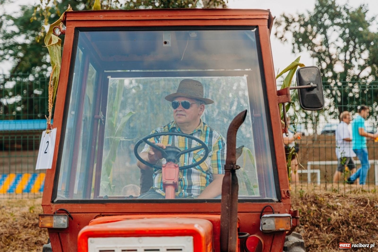 Zdjęcie w galerii na portalu naszraciborz.pl: Podróż w przeszłość mechanizacji rolnictwa. Dożynki sołecko-parafialne w Gamowie wiadomości z regionu