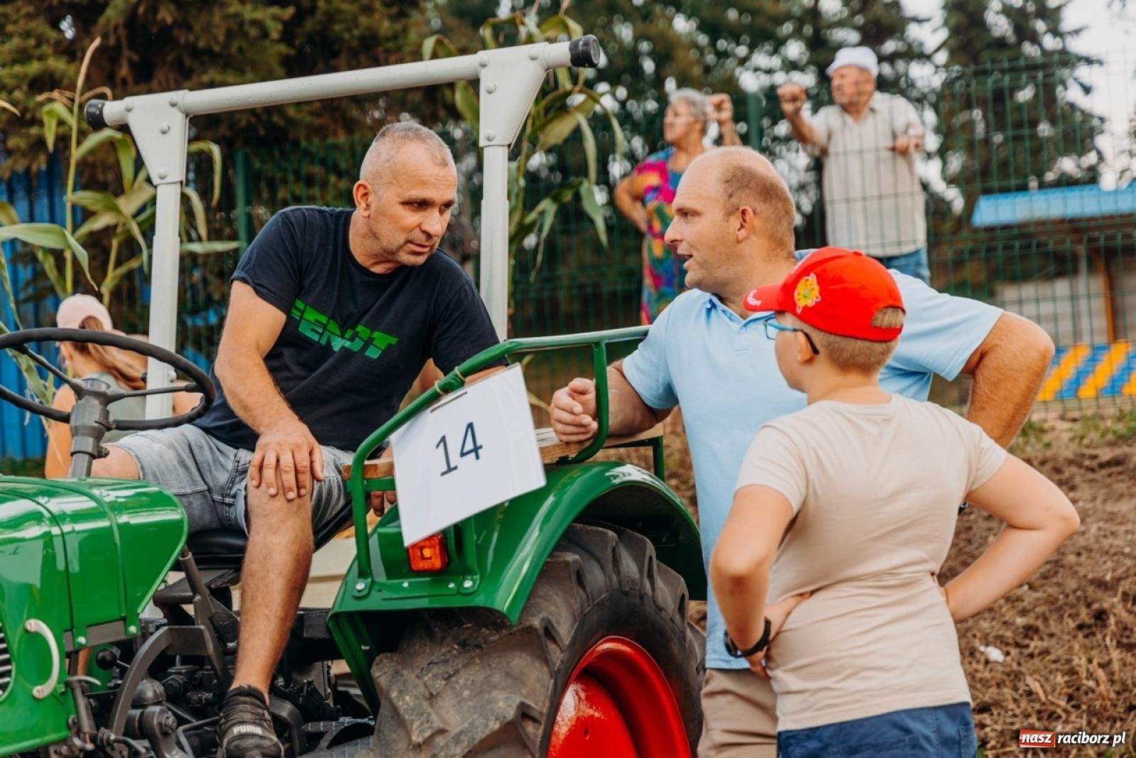 Zdjęcie w galerii na portalu naszraciborz.pl: Podróż w przeszłość mechanizacji rolnictwa. Dożynki sołecko-parafialne w Gamowie wiadomości z regionu