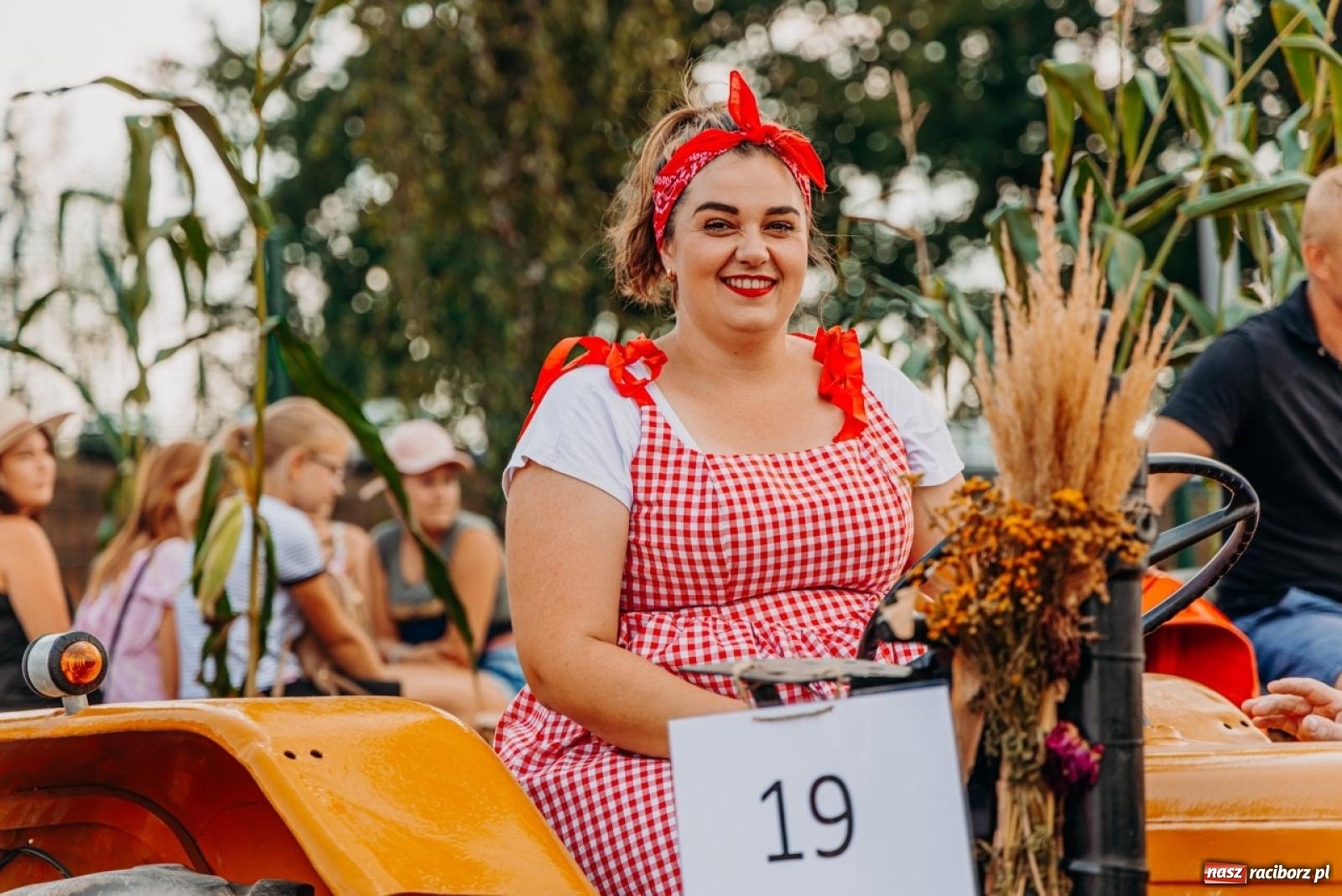 Zdjęcie w galerii na portalu naszraciborz.pl: Podróż w przeszłość mechanizacji rolnictwa. Dożynki sołecko-parafialne w Gamowie wiadomości z regionu