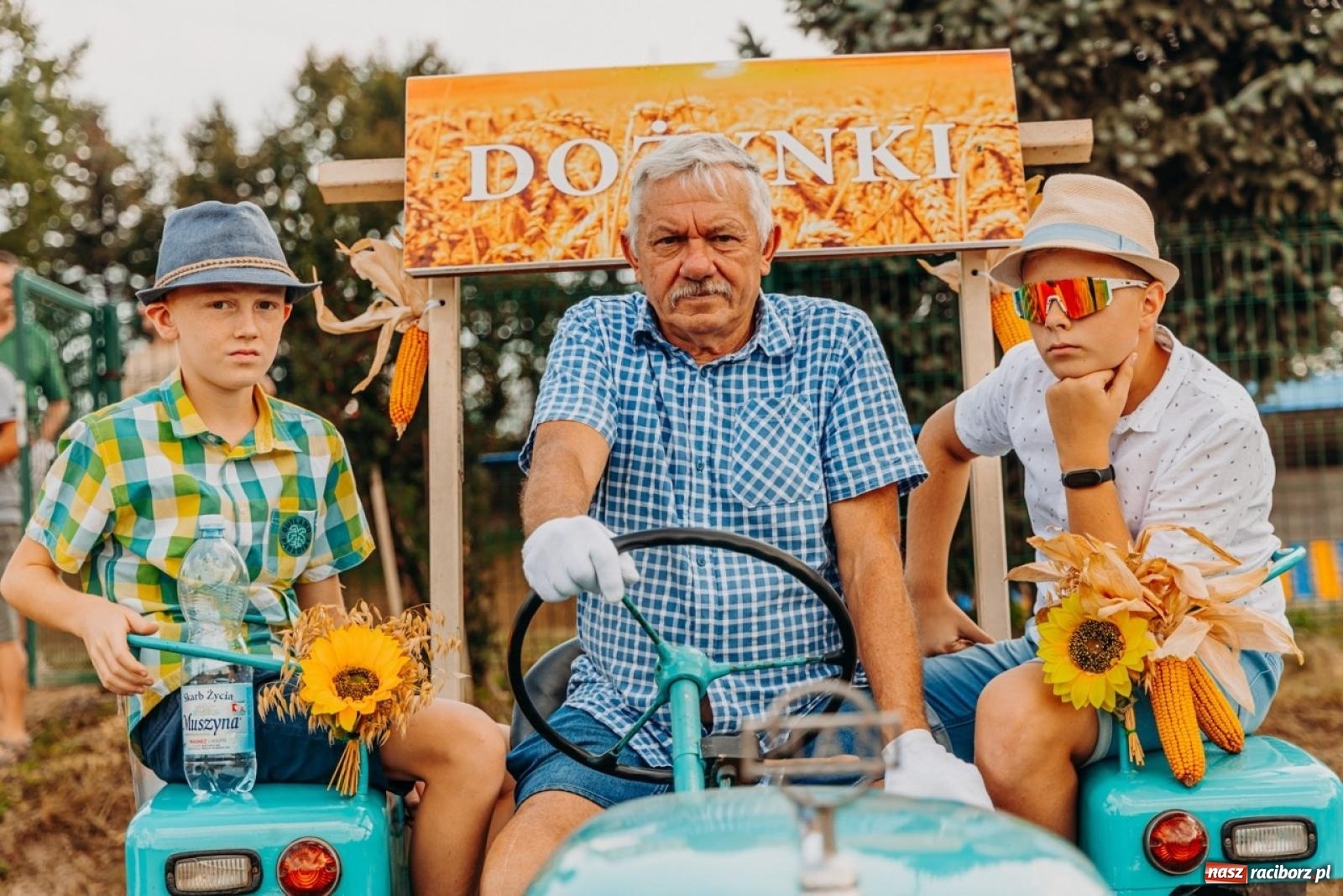 Zdjęcie w galerii na portalu naszraciborz.pl: Podróż w przeszłość mechanizacji rolnictwa. Dożynki sołecko-parafialne w Gamowie wiadomości z regionu