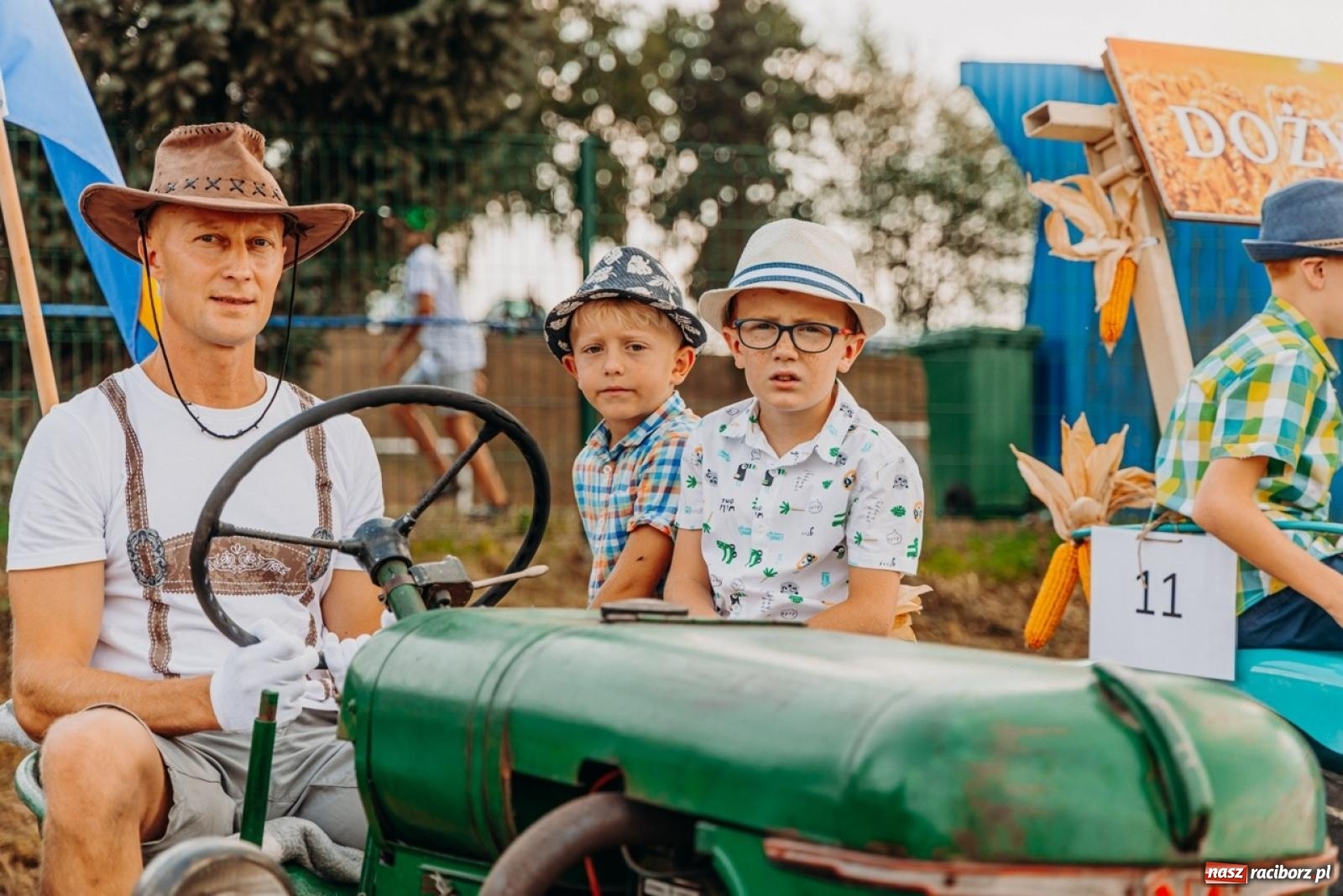 Zdjęcie w galerii na portalu naszraciborz.pl: Podróż w przeszłość mechanizacji rolnictwa. Dożynki sołecko-parafialne w Gamowie wiadomości z regionu