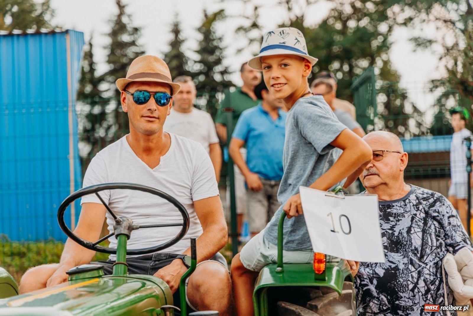 Zdjęcie w galerii na portalu naszraciborz.pl: Podróż w przeszłość mechanizacji rolnictwa. Dożynki sołecko-parafialne w Gamowie wiadomości z regionu