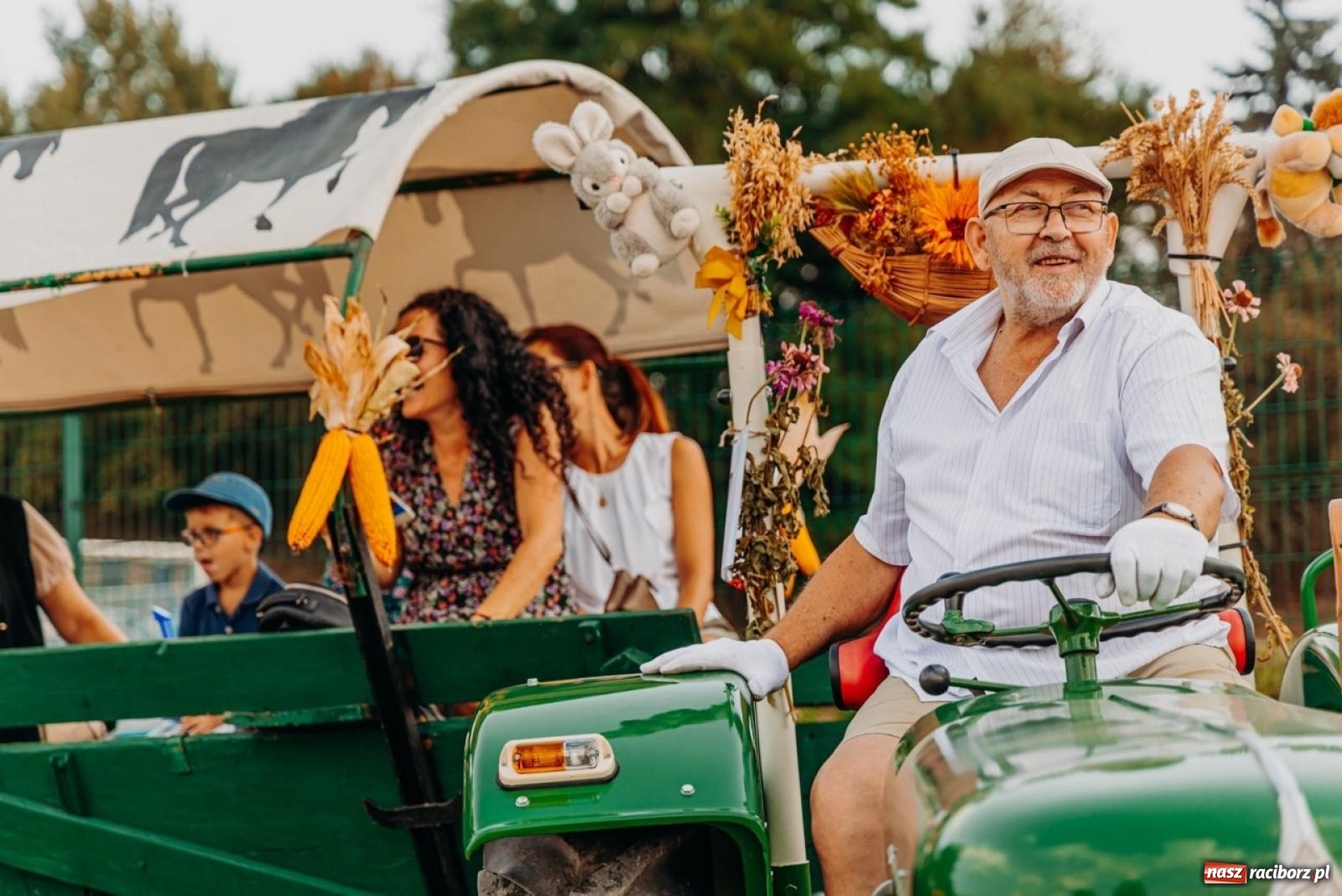 Zdjęcie w galerii na portalu naszraciborz.pl: Podróż w przeszłość mechanizacji rolnictwa. Dożynki sołecko-parafialne w Gamowie wiadomości z regionu