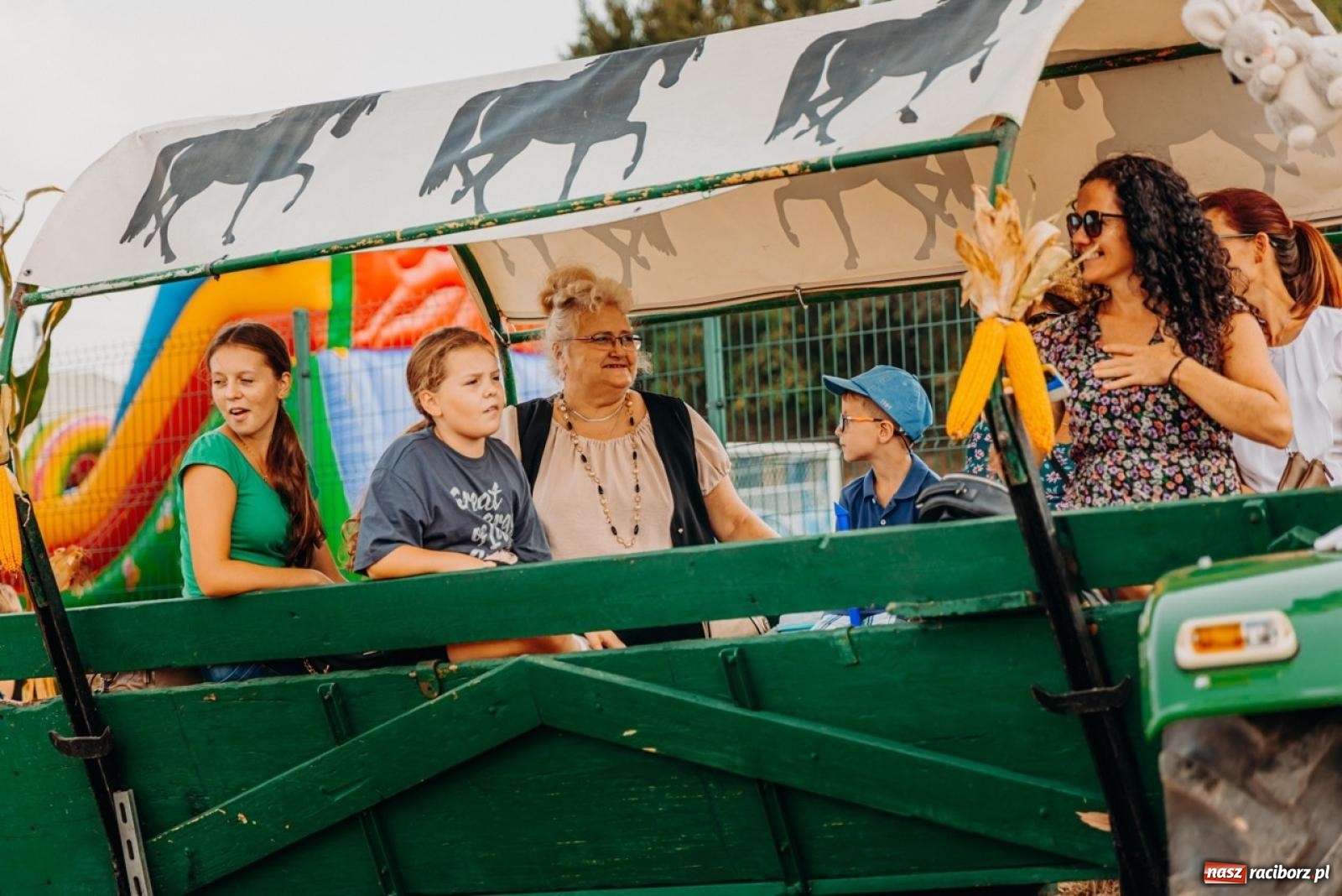 Zdjęcie w galerii na portalu naszraciborz.pl: Podróż w przeszłość mechanizacji rolnictwa. Dożynki sołecko-parafialne w Gamowie wiadomości z regionu