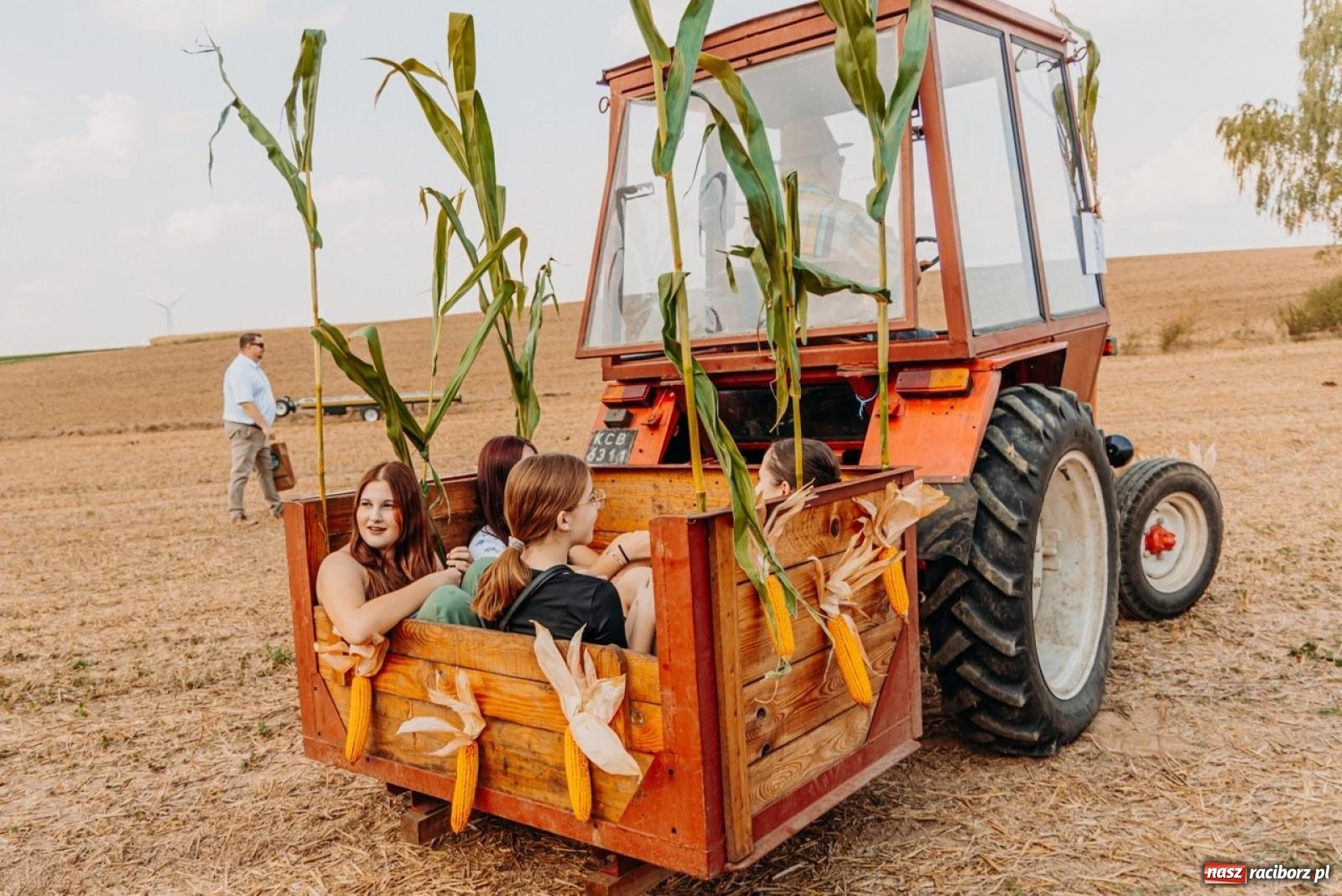 Zdjęcie w galerii na portalu naszraciborz.pl: Podróż w przeszłość mechanizacji rolnictwa. Dożynki sołecko-parafialne w Gamowie wiadomości z regionu