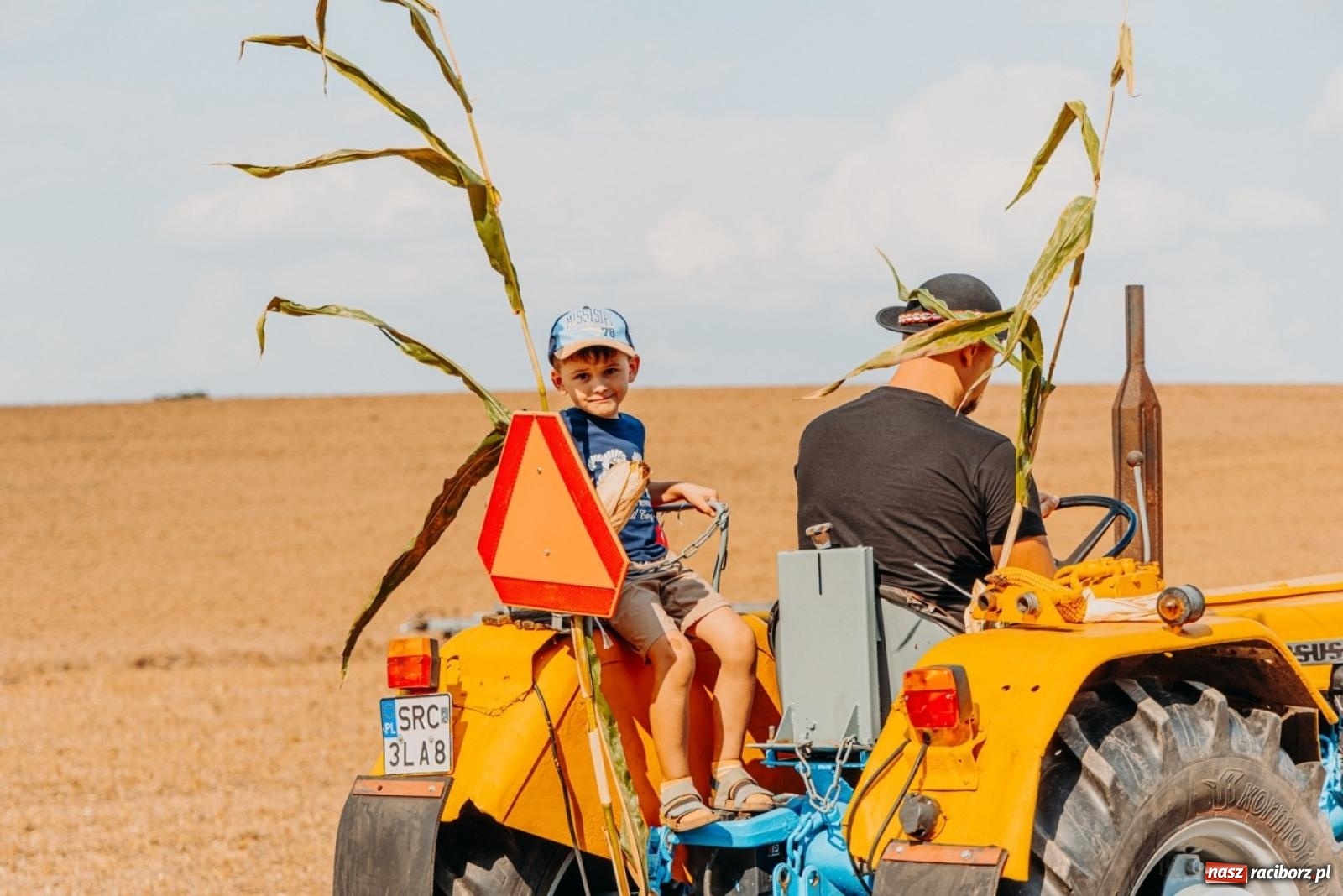 Zdjęcie w galerii na portalu naszraciborz.pl: Podróż w przeszłość mechanizacji rolnictwa. Dożynki sołecko-parafialne w Gamowie wiadomości z regionu