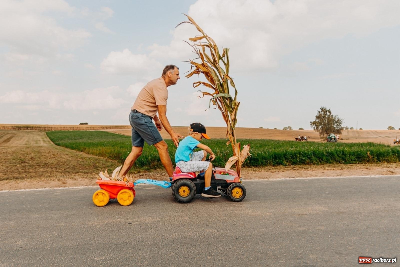 Zdjęcie w galerii na portalu naszraciborz.pl: Podróż w przeszłość mechanizacji rolnictwa. Dożynki sołecko-parafialne w Gamowie wiadomości z regionu