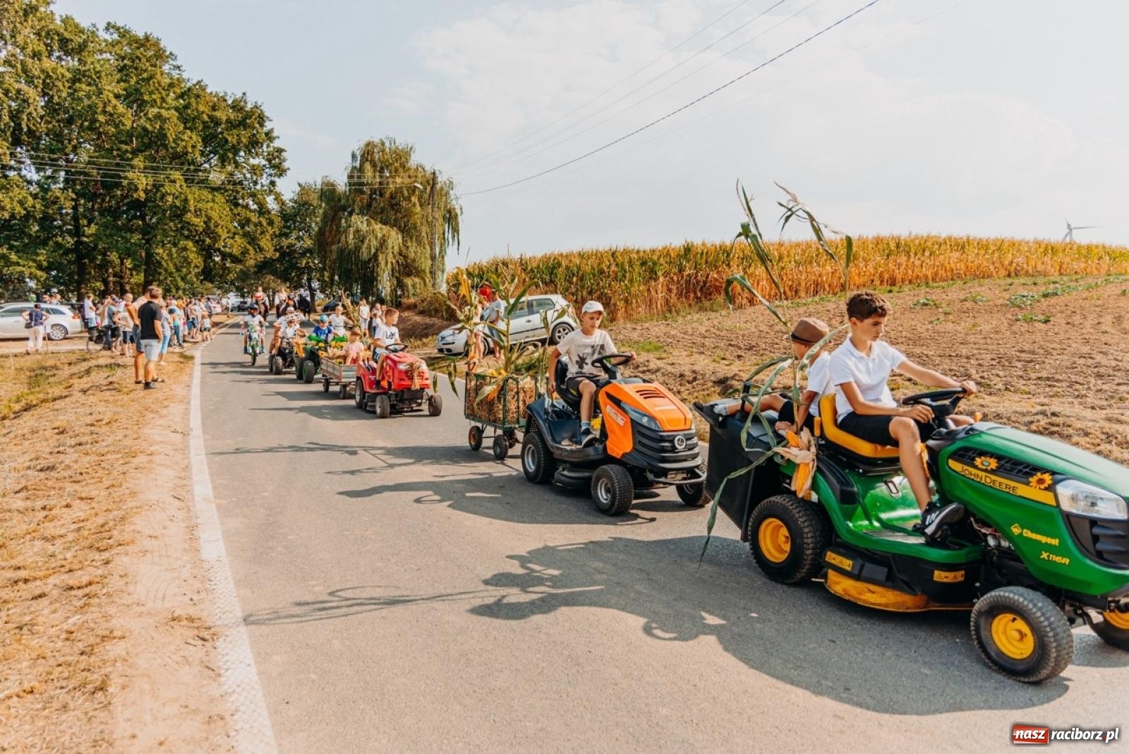 Zdjęcie w galerii na portalu naszraciborz.pl: Podróż w przeszłość mechanizacji rolnictwa. Dożynki sołecko-parafialne w Gamowie wiadomości z regionu