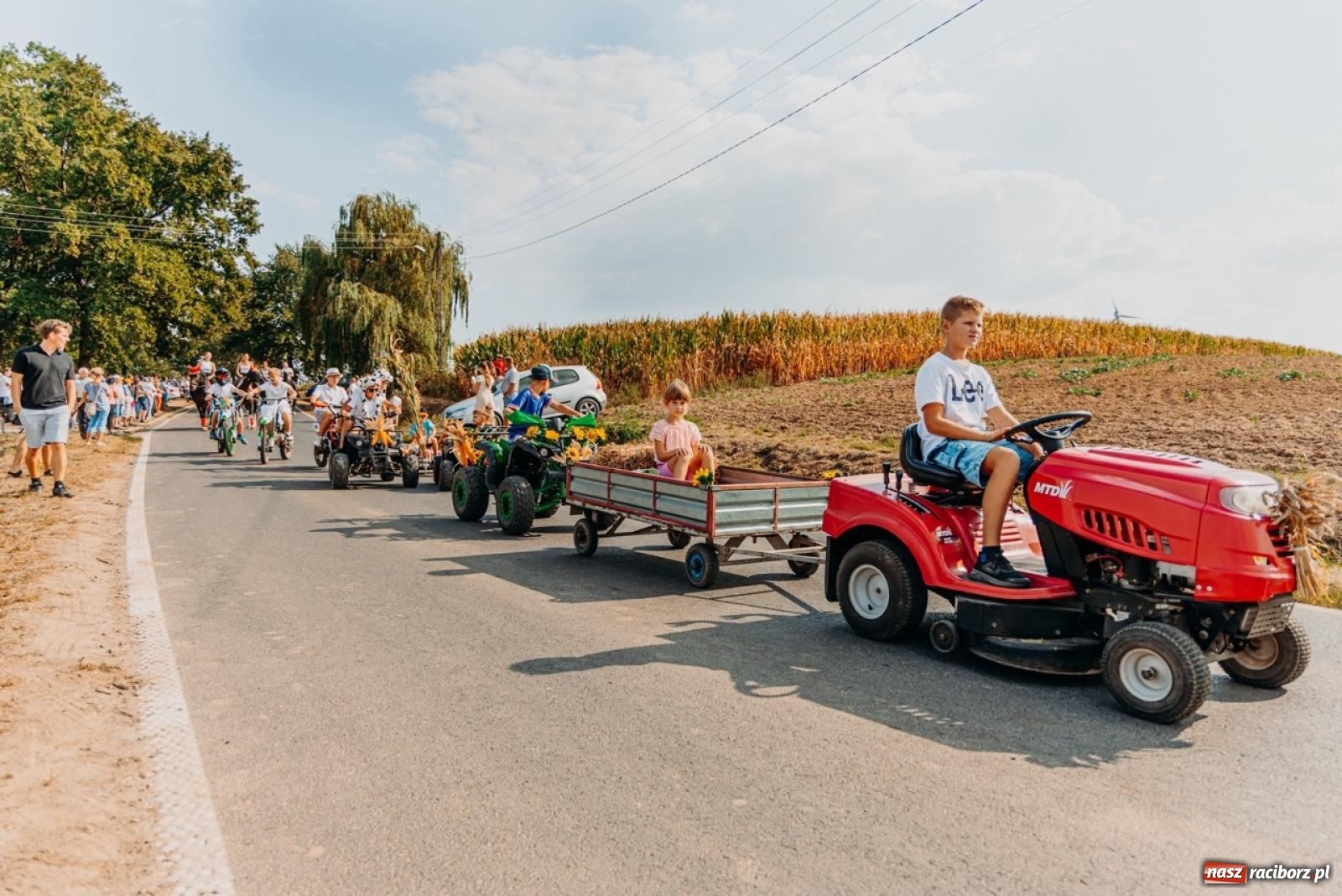 Zdjęcie w galerii na portalu naszraciborz.pl: Podróż w przeszłość mechanizacji rolnictwa. Dożynki sołecko-parafialne w Gamowie wiadomości z regionu