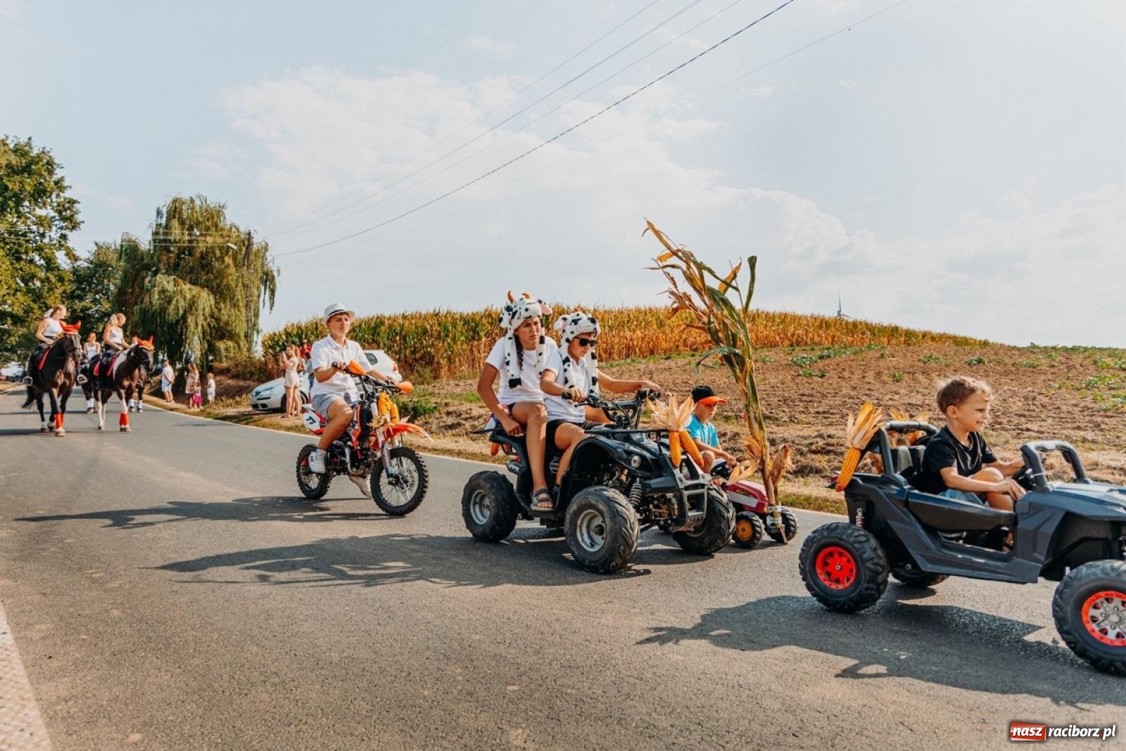 Zdjęcie w galerii na portalu naszraciborz.pl: Podróż w przeszłość mechanizacji rolnictwa. Dożynki sołecko-parafialne w Gamowie wiadomości z regionu