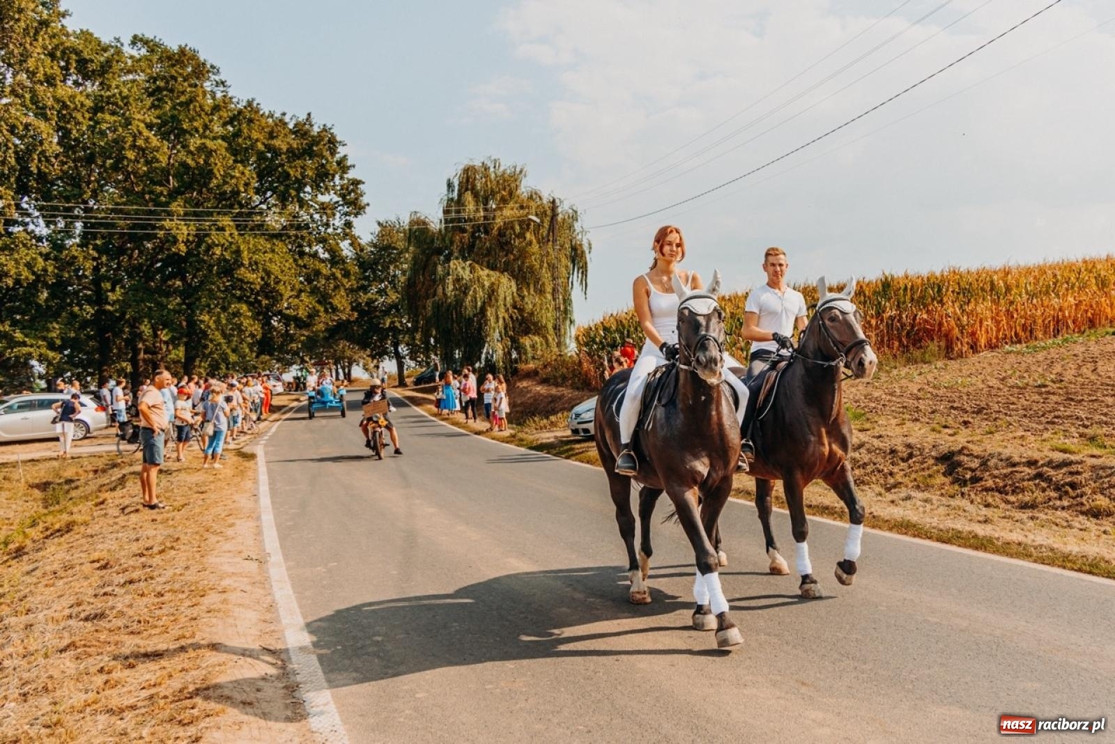 Zdjęcie w galerii na portalu naszraciborz.pl: Podróż w przeszłość mechanizacji rolnictwa. Dożynki sołecko-parafialne w Gamowie wiadomości z regionu