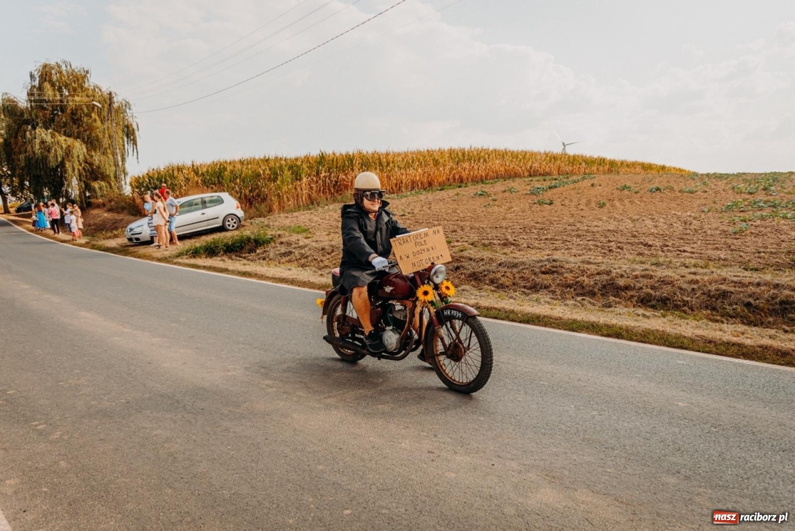 Zdjęcie w galerii na portalu naszraciborz.pl: Podróż w przeszłość mechanizacji rolnictwa. Dożynki sołecko-parafialne w Gamowie wiadomości z regionu